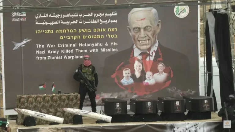 Χαμάς: Παραδίδει τις σορούς των νεκρών ομήρων με ένα μακάβριο σόου (pic + tweets)