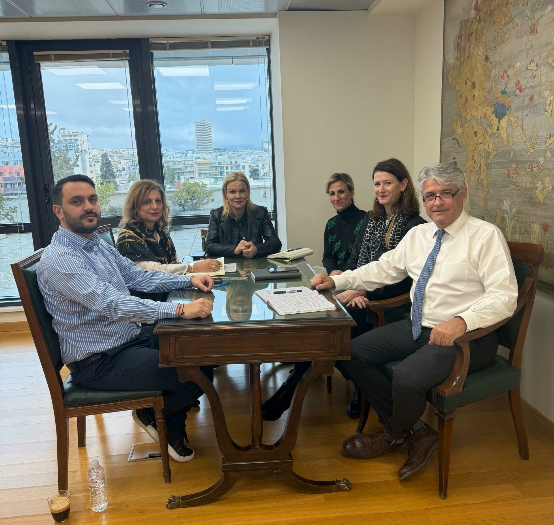 Σαντορίνη: Συνάντηση γ.γ. ΕΟΤ με πρόεδρο της Ένωσης Ξενοδόχων – Ενίσχυση της συνεργασίας και συντονισμός των εμπλεκόμενων φορέων