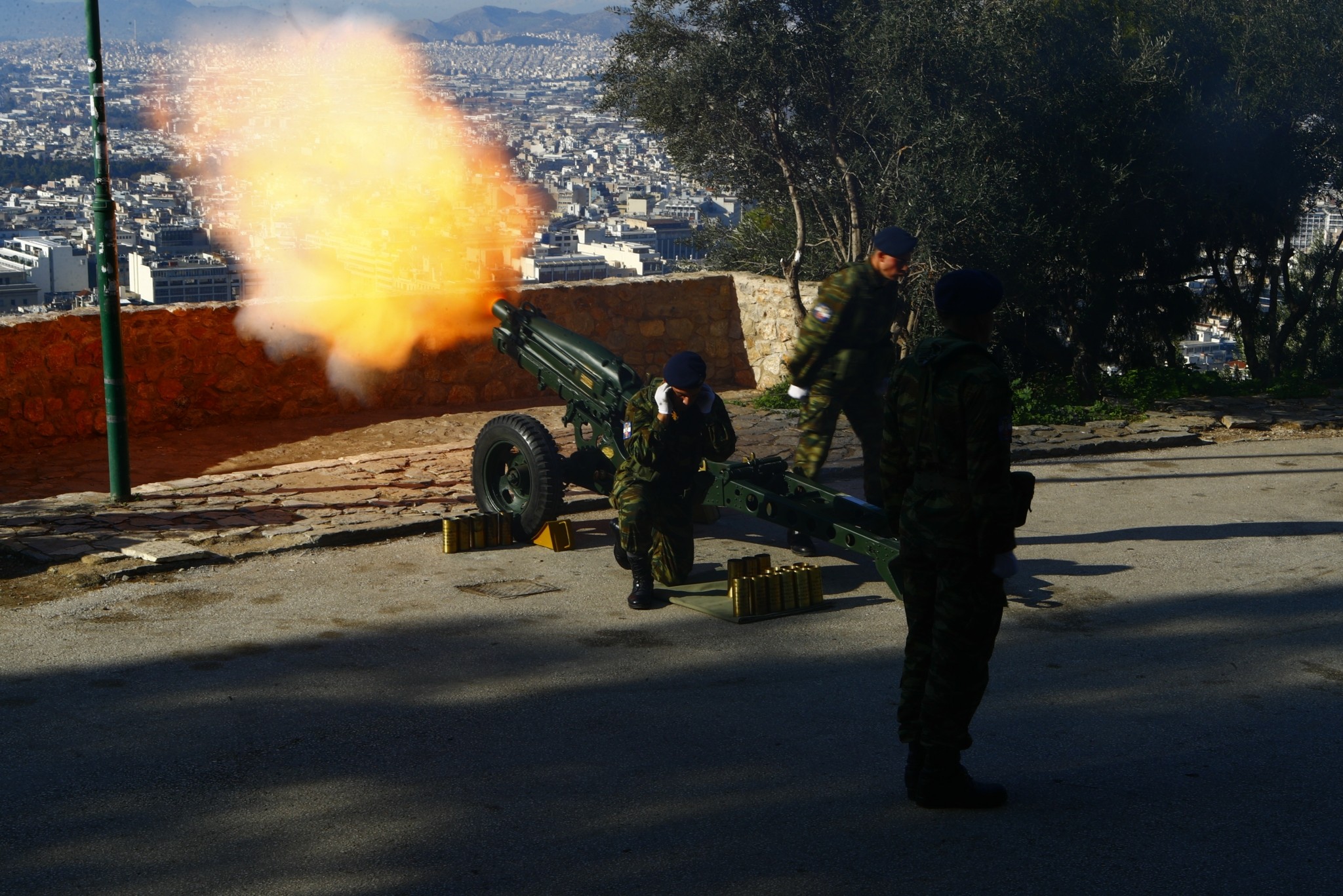 Με τους 21 κανονιοβολισμούς από τον Λυκαβηττό ξεκίνησαν στην Αθήνα οι εορταστικές εκδηλώσεις (vid)