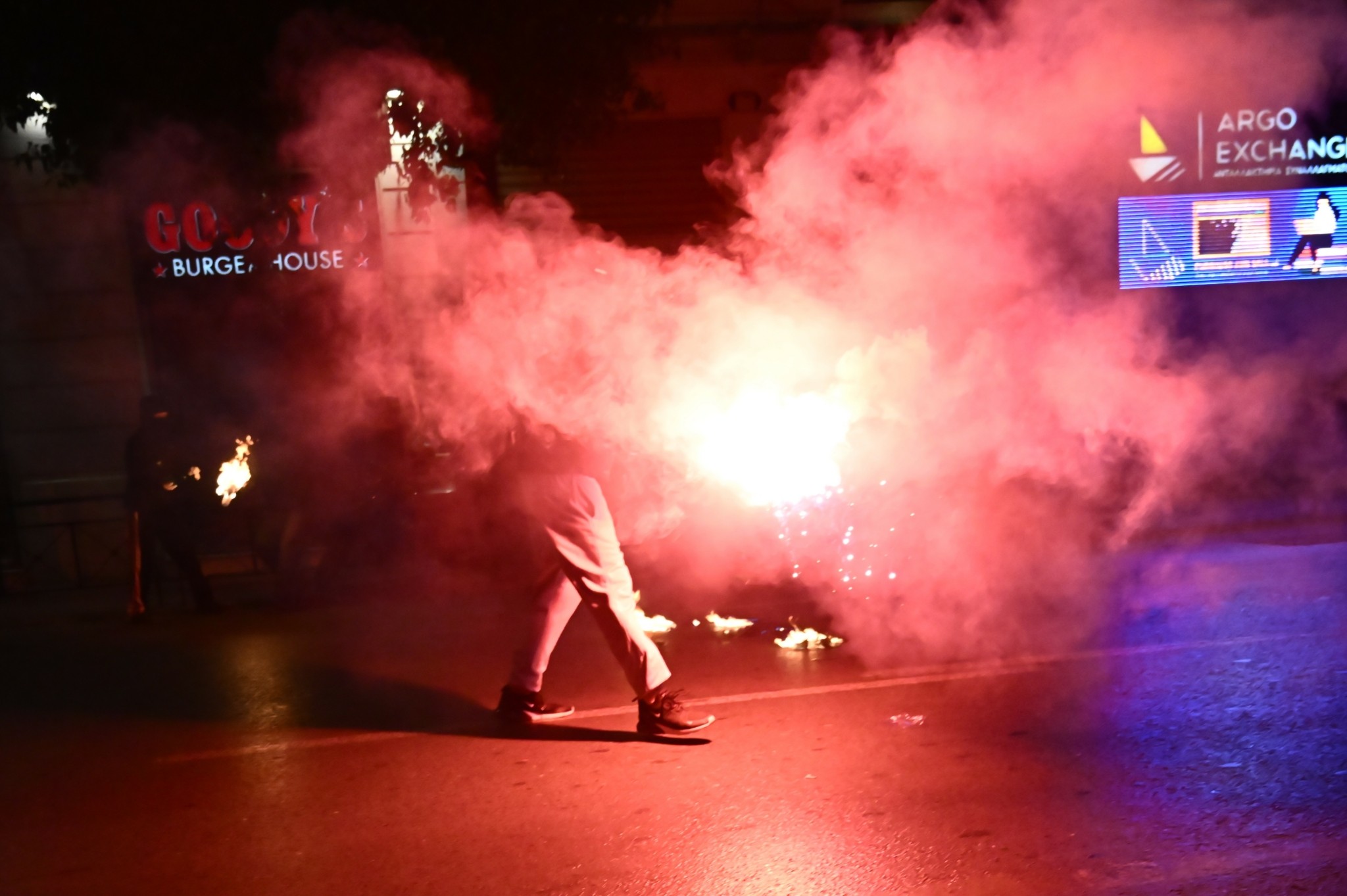 Επεισόδια στο Σύνταγμα μετά τη συγκέντρωση για τα Τέμπη (pics)