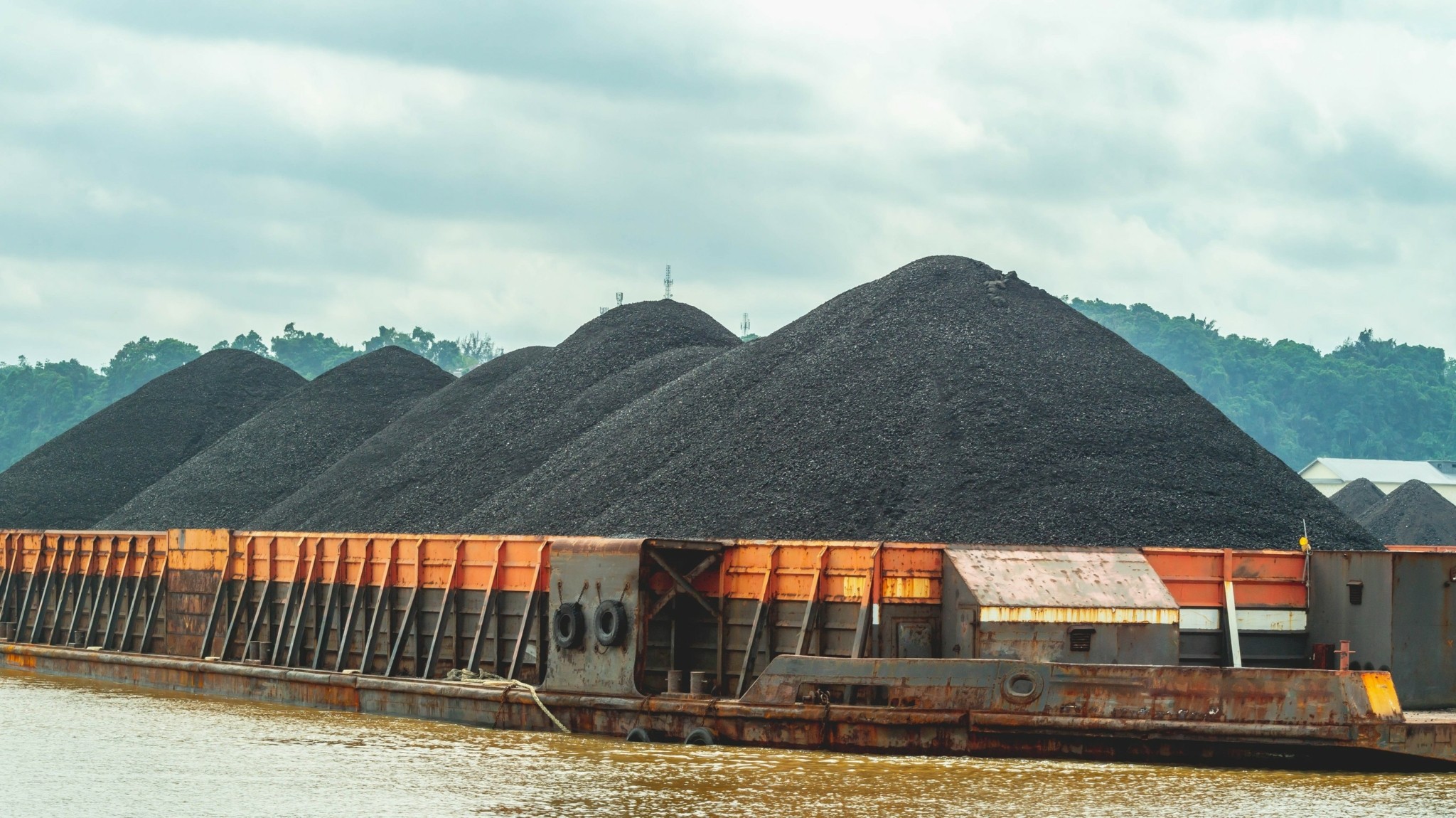 Οι ελπίδες του Τραμπ για τη βιομηχανία άνθρακα βρίσκονται αντιμέτωπες με τις αγορές (γράφημα)