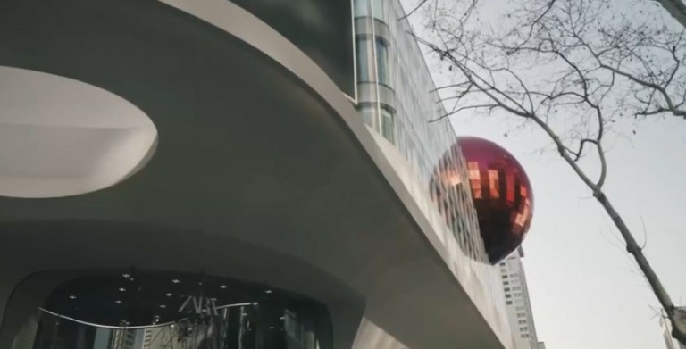 Zara: Πώς η νέα ναυαρχίδα στην Κίνα συνδυάζει μόδα, τεχνολογία και καφέ