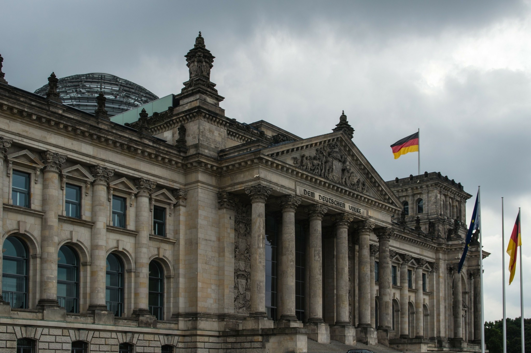 Γερμανία: Γιατί ο Μερτς έχει «διορία» αλλαγής του Συντάγματος μέχρι τις 25 Μαρτίου