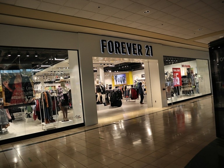 Forever 21: Κατέθεσε αίτηση πτώχευσης – Λουκέτο στα καταστήματα στις ΗΠΑ