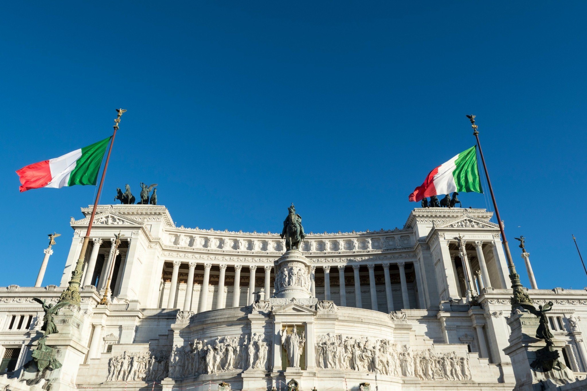 Πώς η αγορά ομολόγων έχει γίνει καταλυτικός παράγοντας για τις κινήσεις της Μελόνι (πίνακες)