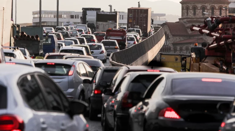 Σε ισχύ ο νέος ΚΟΚ: Ερχονται τσουχτερά πρόστιμα – Έως €2.000 πρόστιμο για κινητό στην οδήγηση, τι ισχύει για όριο ταχύτητας 