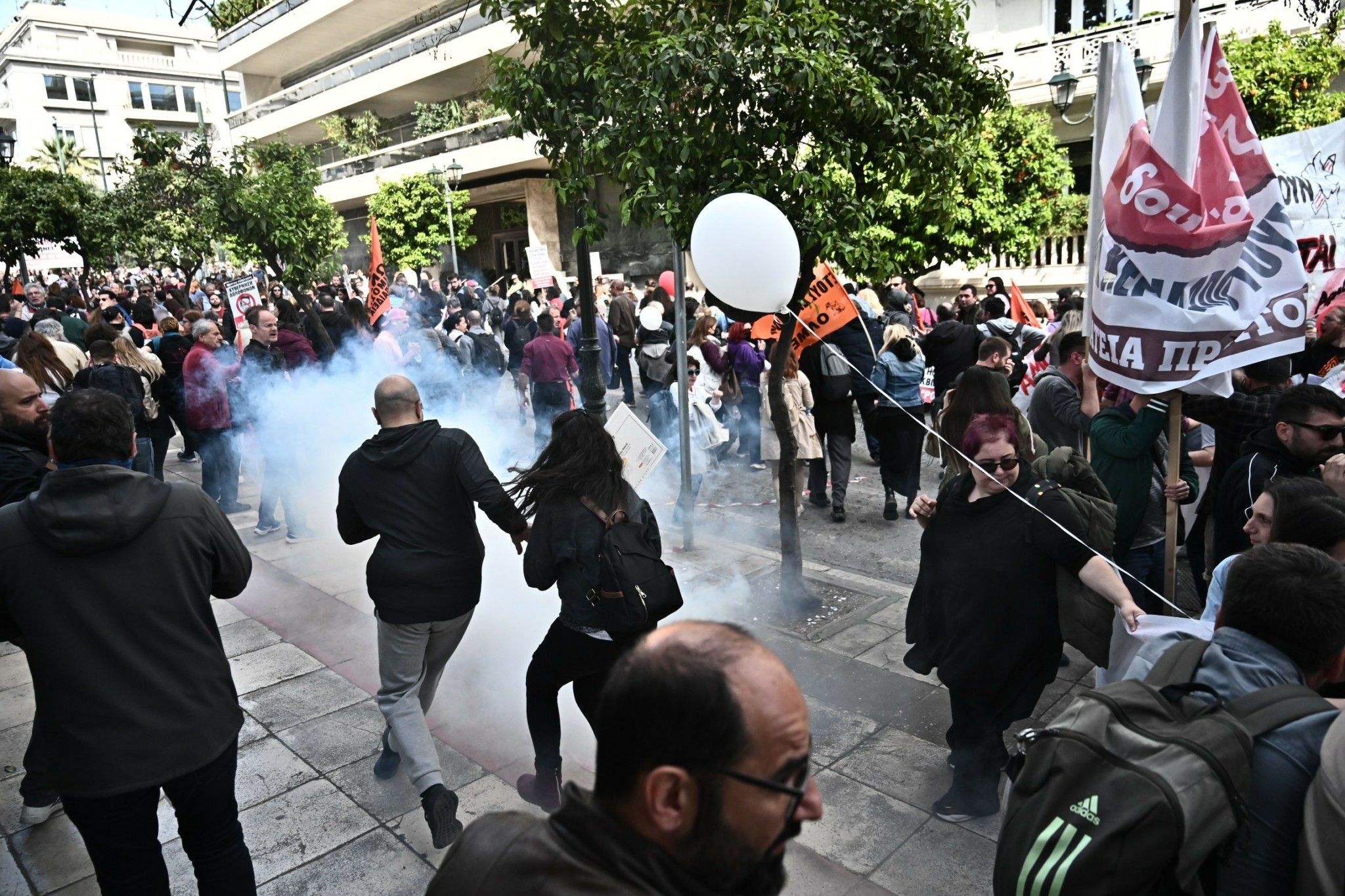 Ένταση και επεισόδια στην πορεία των εκπαιδευτικών