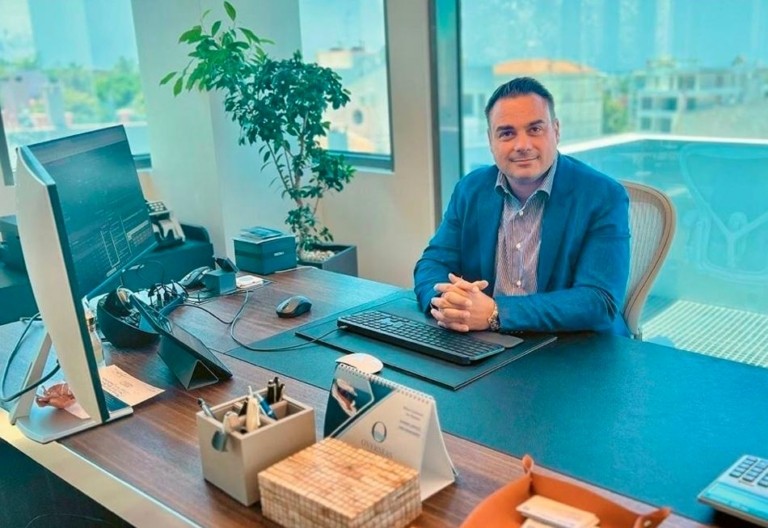 Κώστας Δελαπόρτας: «Αγαπώ να κλείνω συμφωνίες»