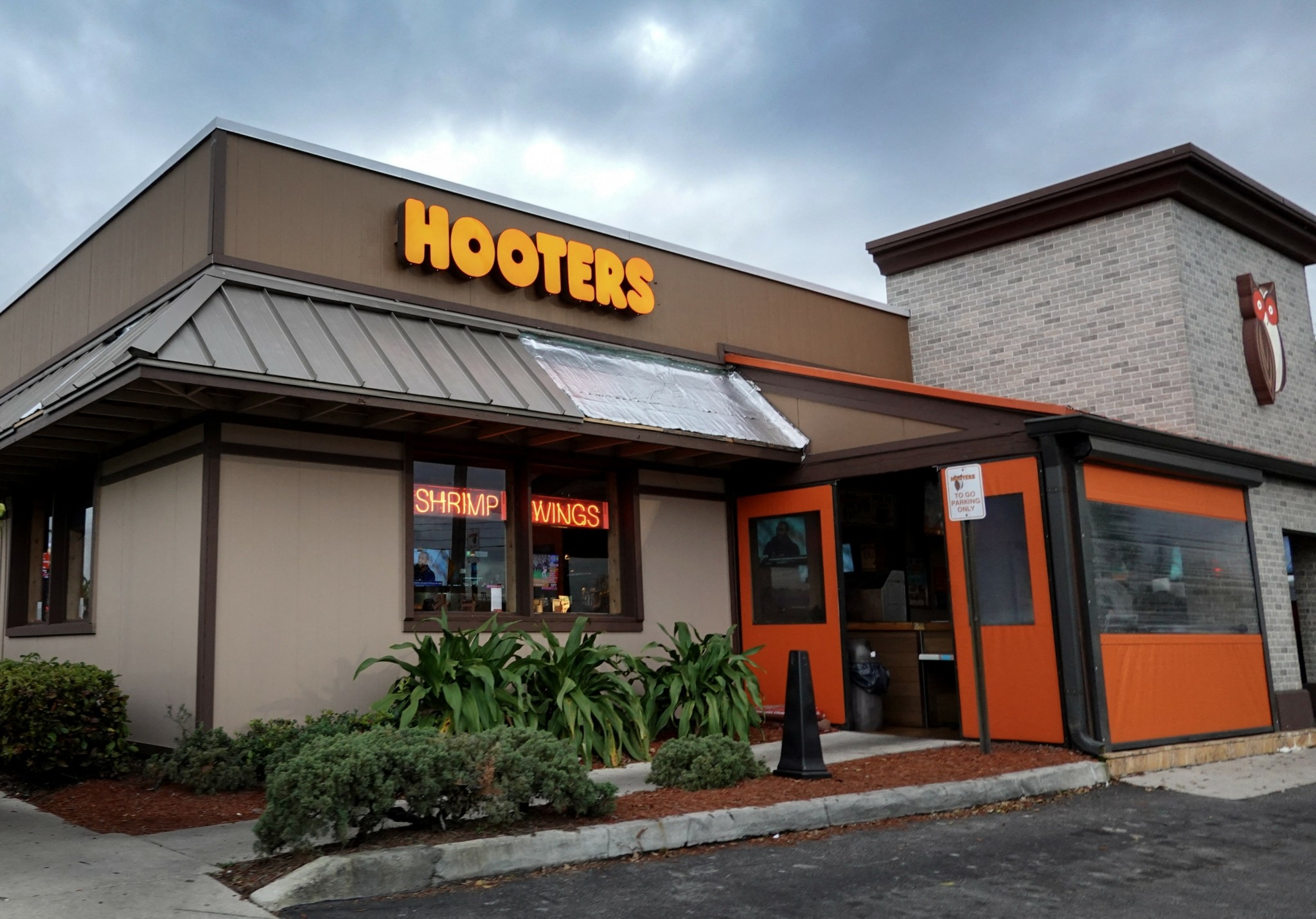 Τέλος εποχής για τη Hooters με τις αποκαλυπτικές στολές – Κατέθεσε αίτηση πτώχευσης