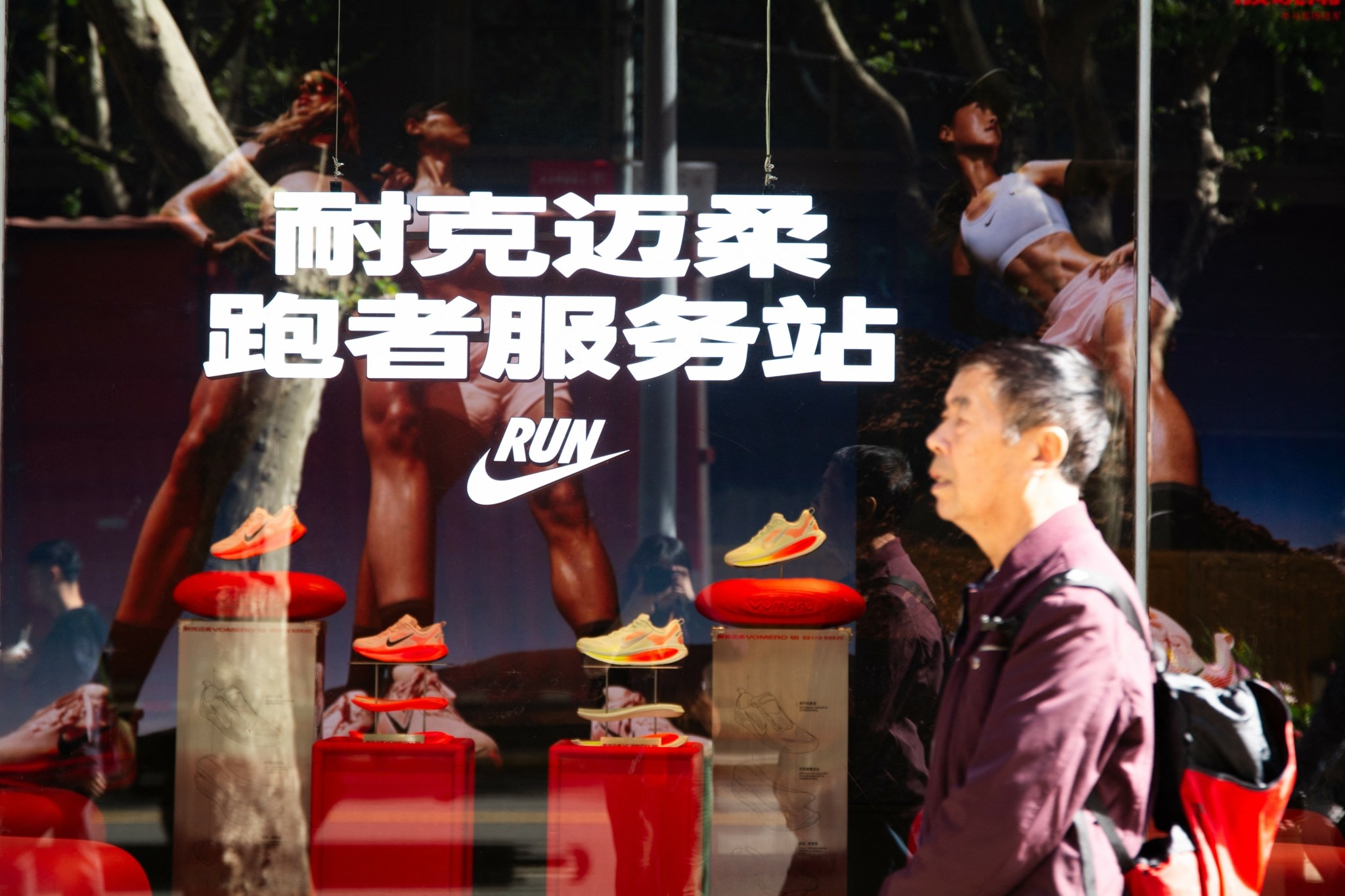 Οι λιανικές πωλήσεις στην Κίνα κάνουν το μεγαλύτερο άλμα από το 2023 – Ανακούφιση από τη δασμολογική εκεχειρία (γραφήματα)