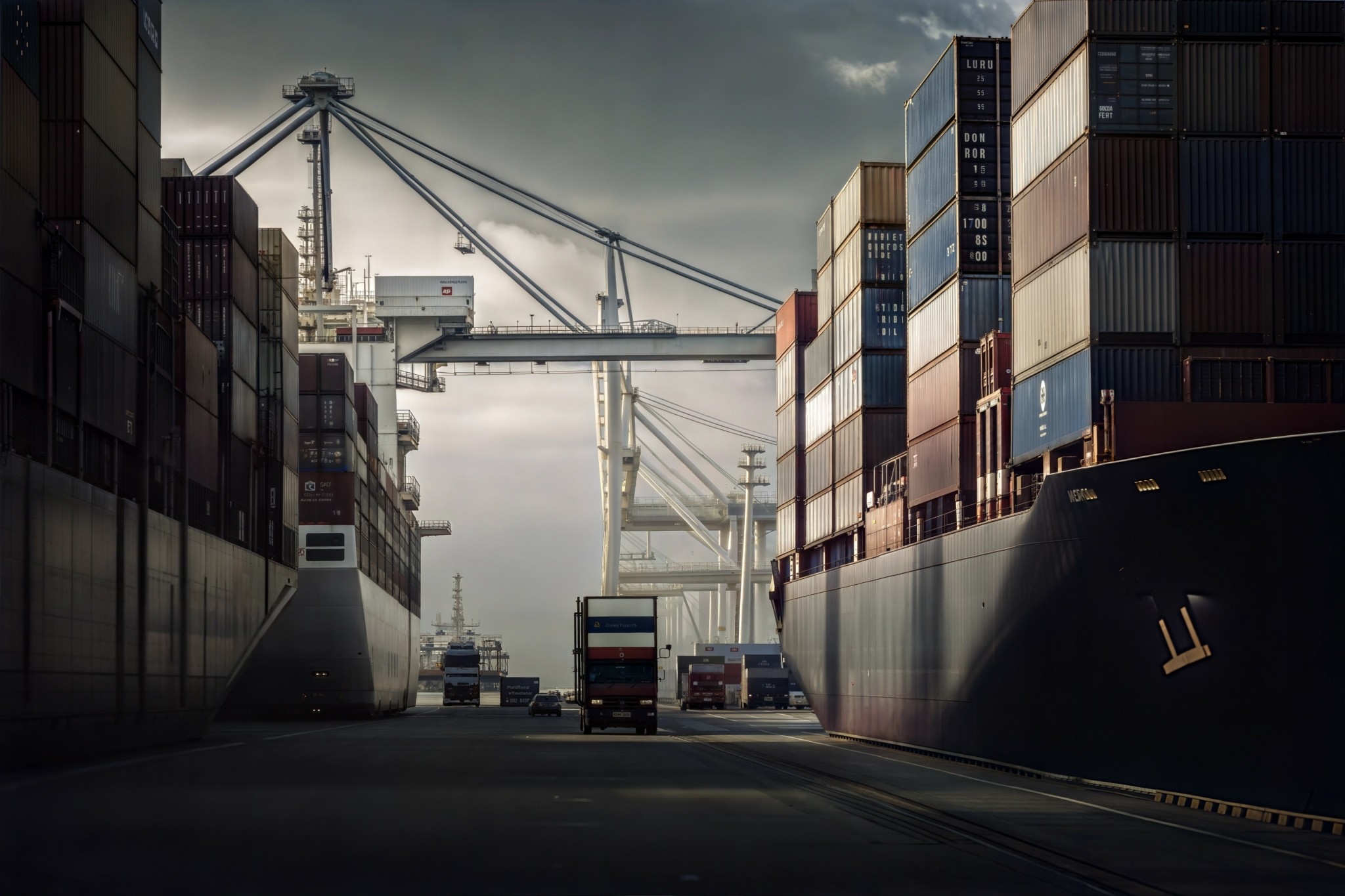 Ιστορική μείωση για το εμπορικό έλλειμμα των ΗΠΑ – «Κατέρρευσαν» οι εισαγωγές λόγω δασμών