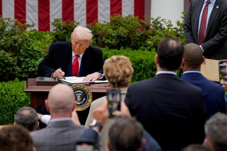 Οικονομική επανάσταση ή πολιτικό ρίσκο: Οι δασμοί Τραμπ, το iPhone των 2.300 δολ. και οι αντοχές των Ρεπουμπλικανών