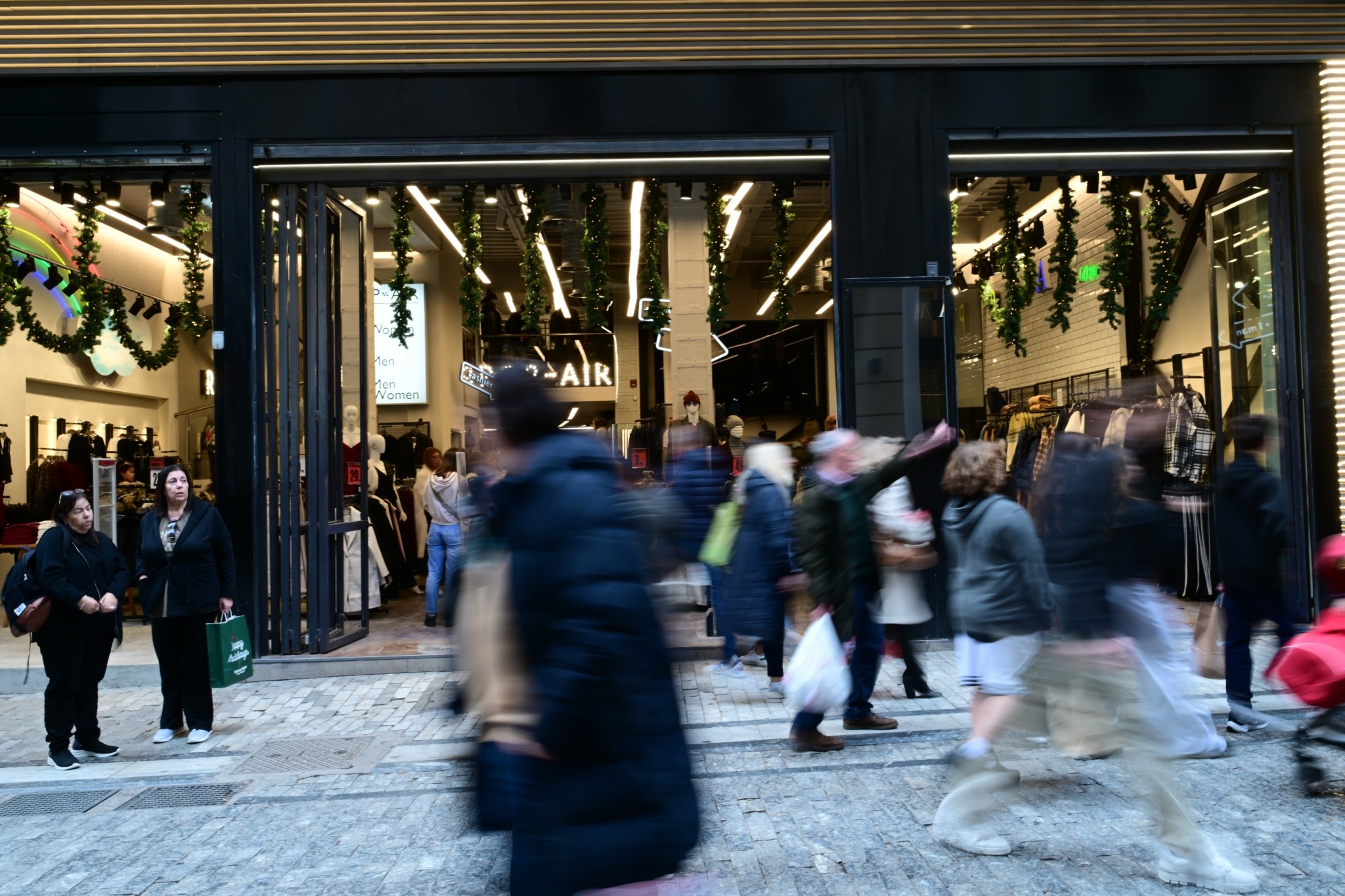 Εορταστικό ωράριο: Πότε ξεκινάει, ποιες Κυριακές θα είναι ανοιχτά τα καταστήματα