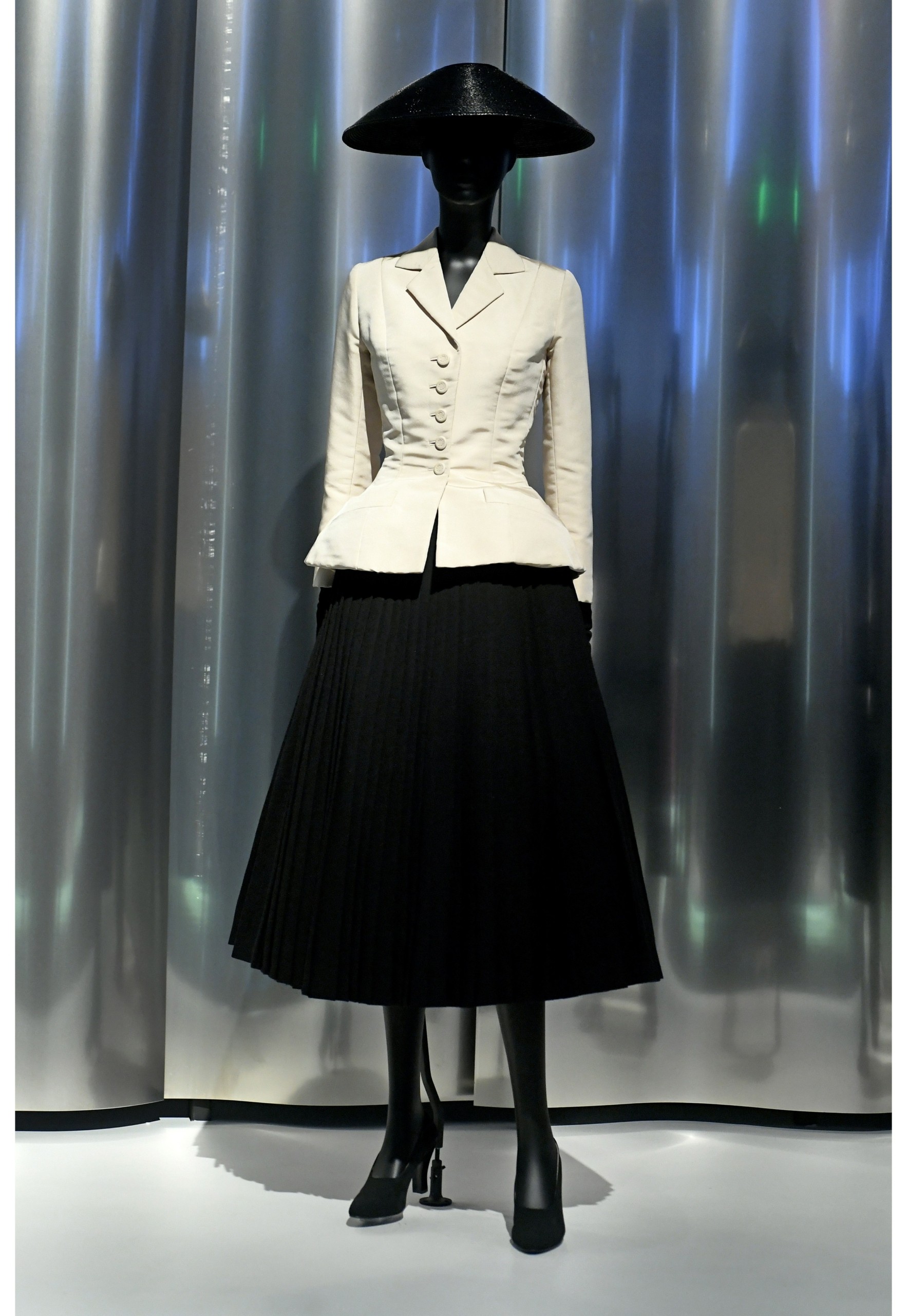 Μόδα: H ιστορία του θρυλικού Bar Jacket και ο Ελληνας που δημιούργησε το πιο ανατρεπτικό