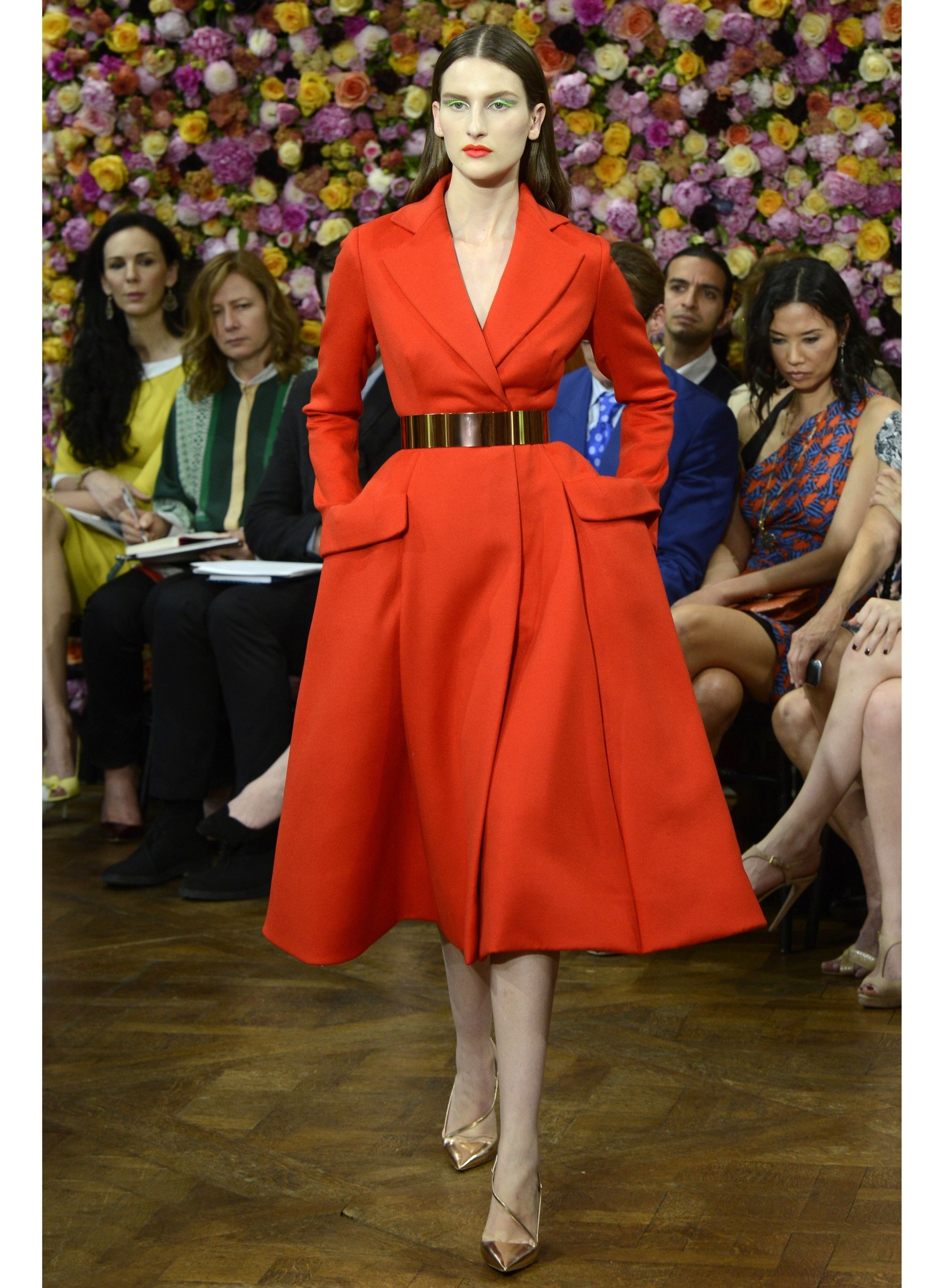 Μόδα: H ιστορία του θρυλικού Bar Jacket και ο Ελληνας που δημιούργησε το πιο ανατρεπτικό