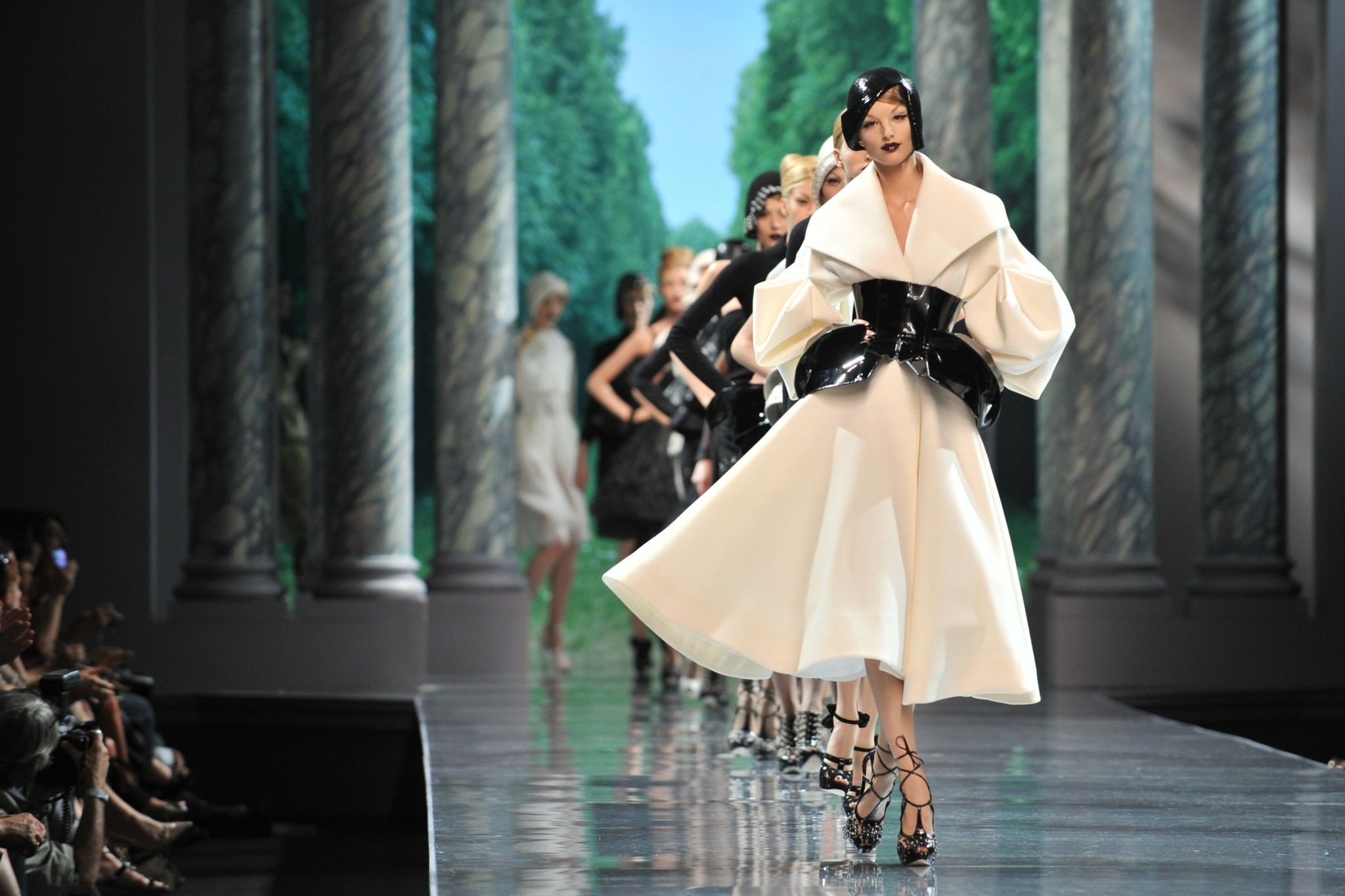 Μόδα: H ιστορία του θρυλικού Bar Jacket και ο Ελληνας που δημιούργησε το πιο ανατρεπτικό