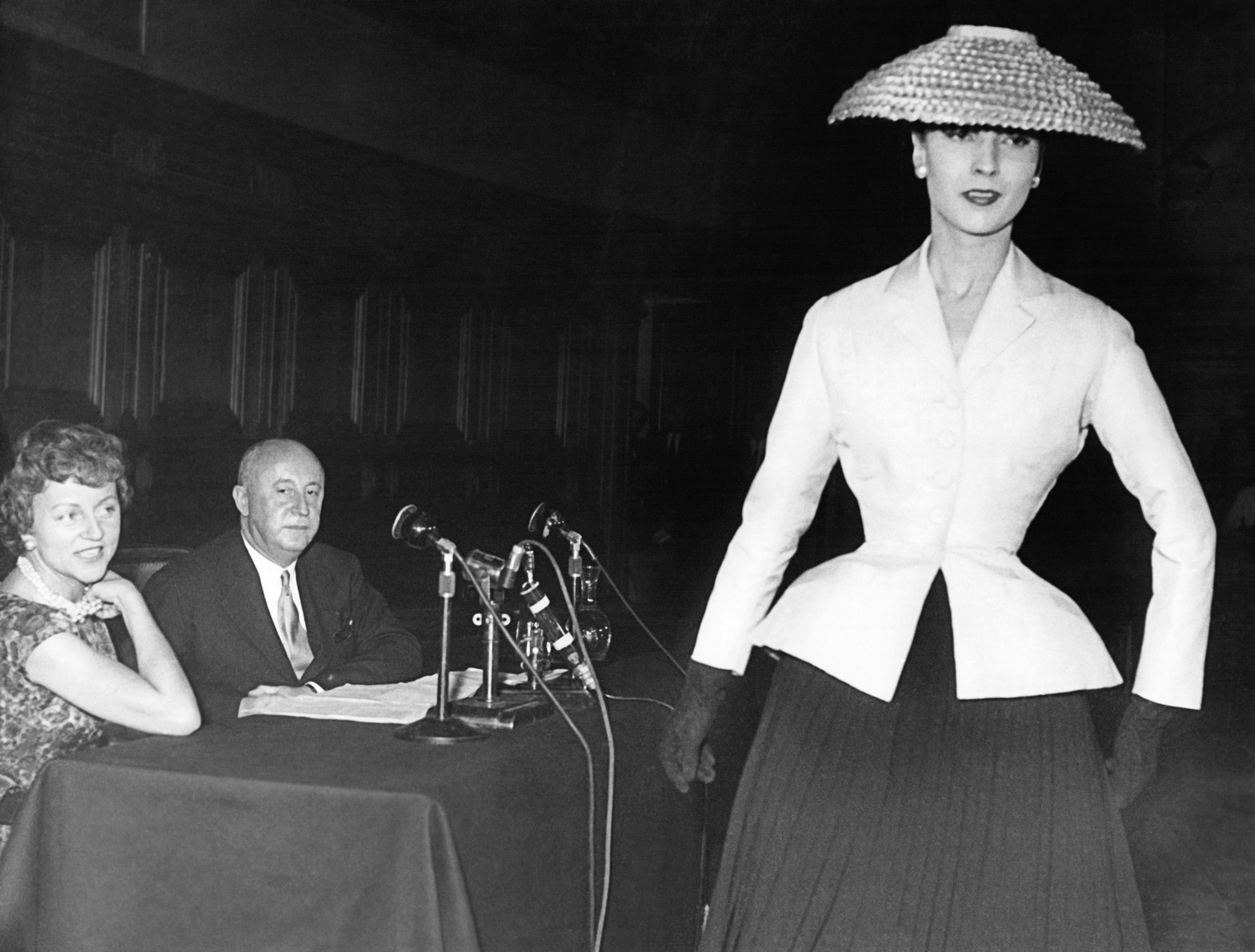 Μόδα: H ιστορία του θρυλικού Bar Jacket και ο Ελληνας που δημιούργησε το πιο ανατρεπτικό