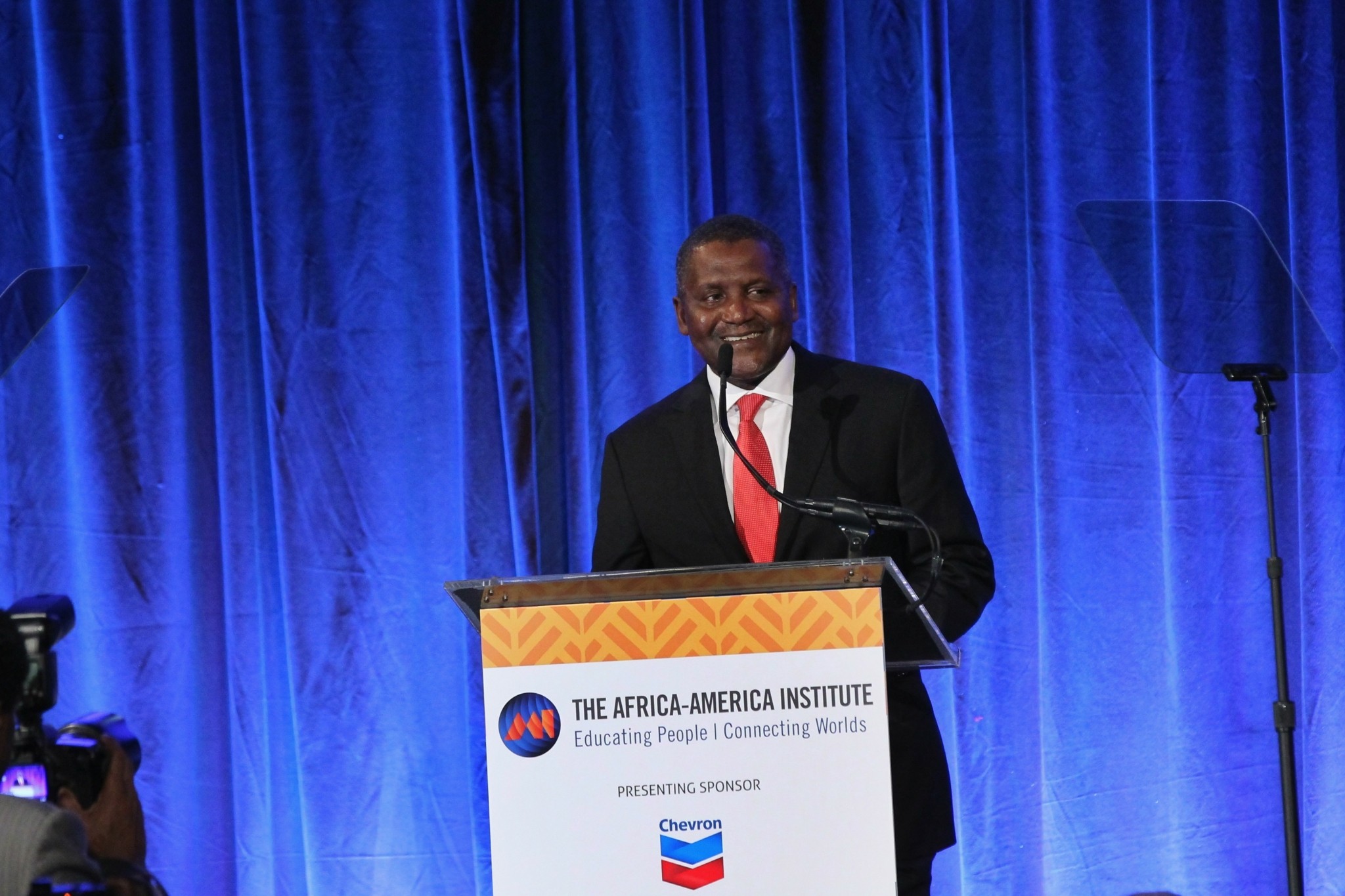 O πλουσιότερος Αφρικανός που ξεκίνησε με δανεικά κι έστησε μια αυτοκρατορία