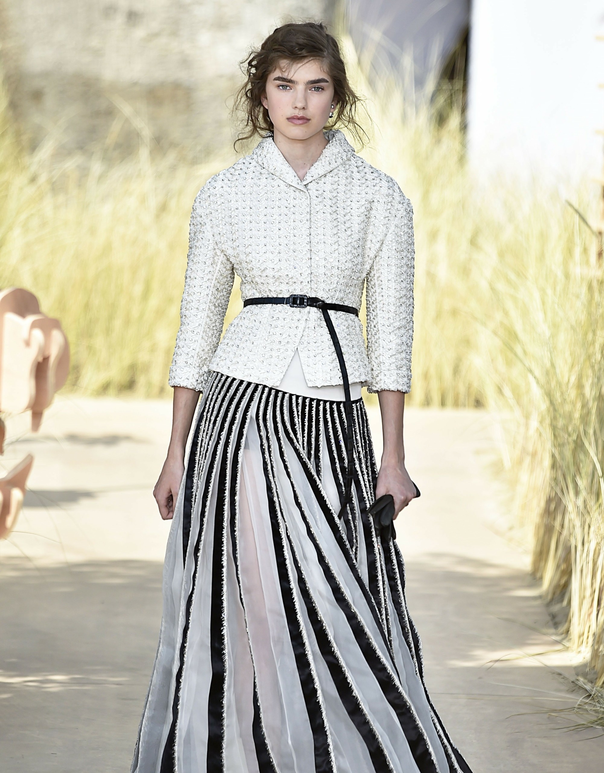 Μόδα: H ιστορία του θρυλικού Bar Jacket και ο Ελληνας που δημιούργησε το πιο ανατρεπτικό