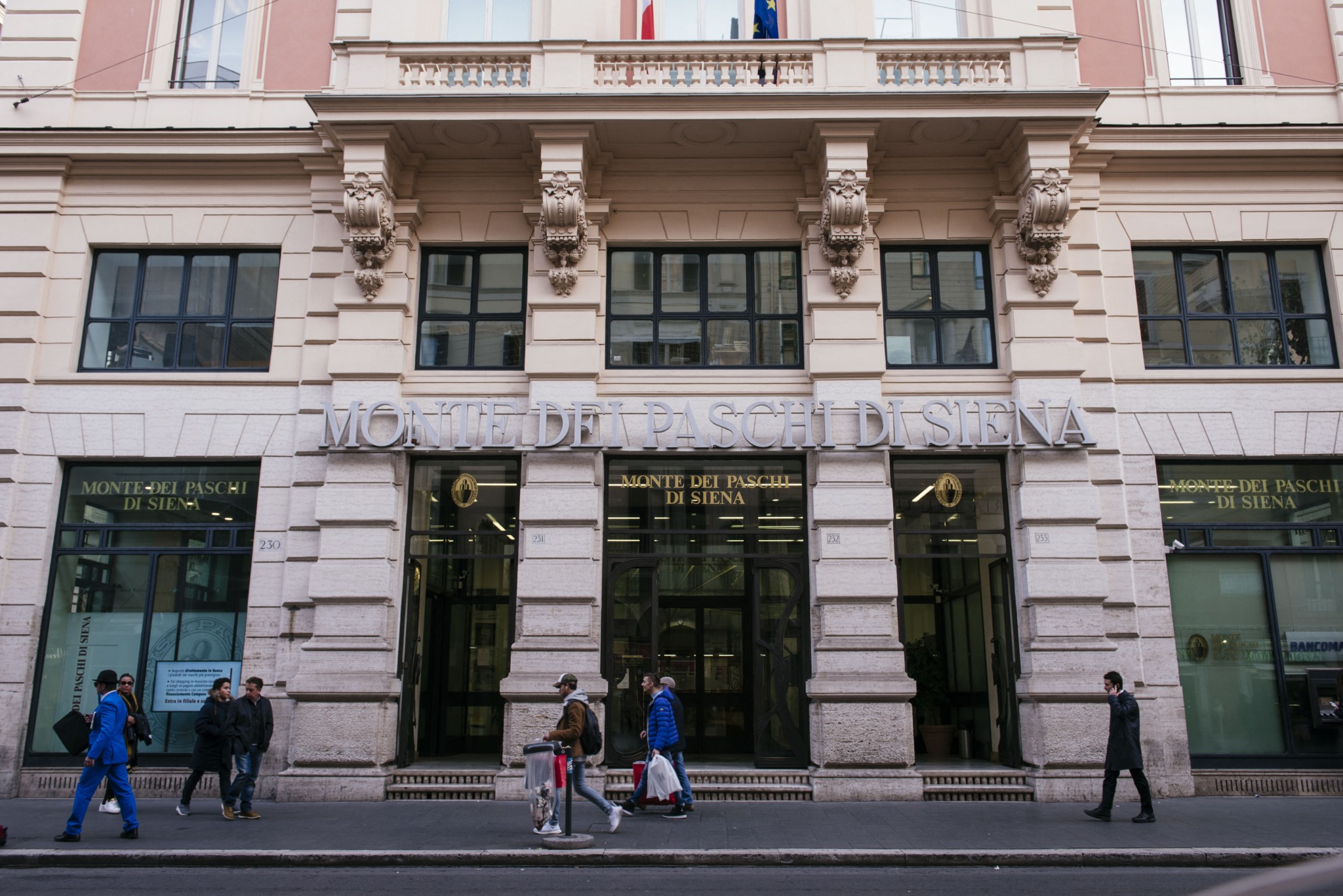 Επιθετικές κινήσεις, αιφνιδιασμοί και προτάσεις δισεκατομμυρίων: Τι συμβαίνει με τις τράπεζες της Ιταλίας