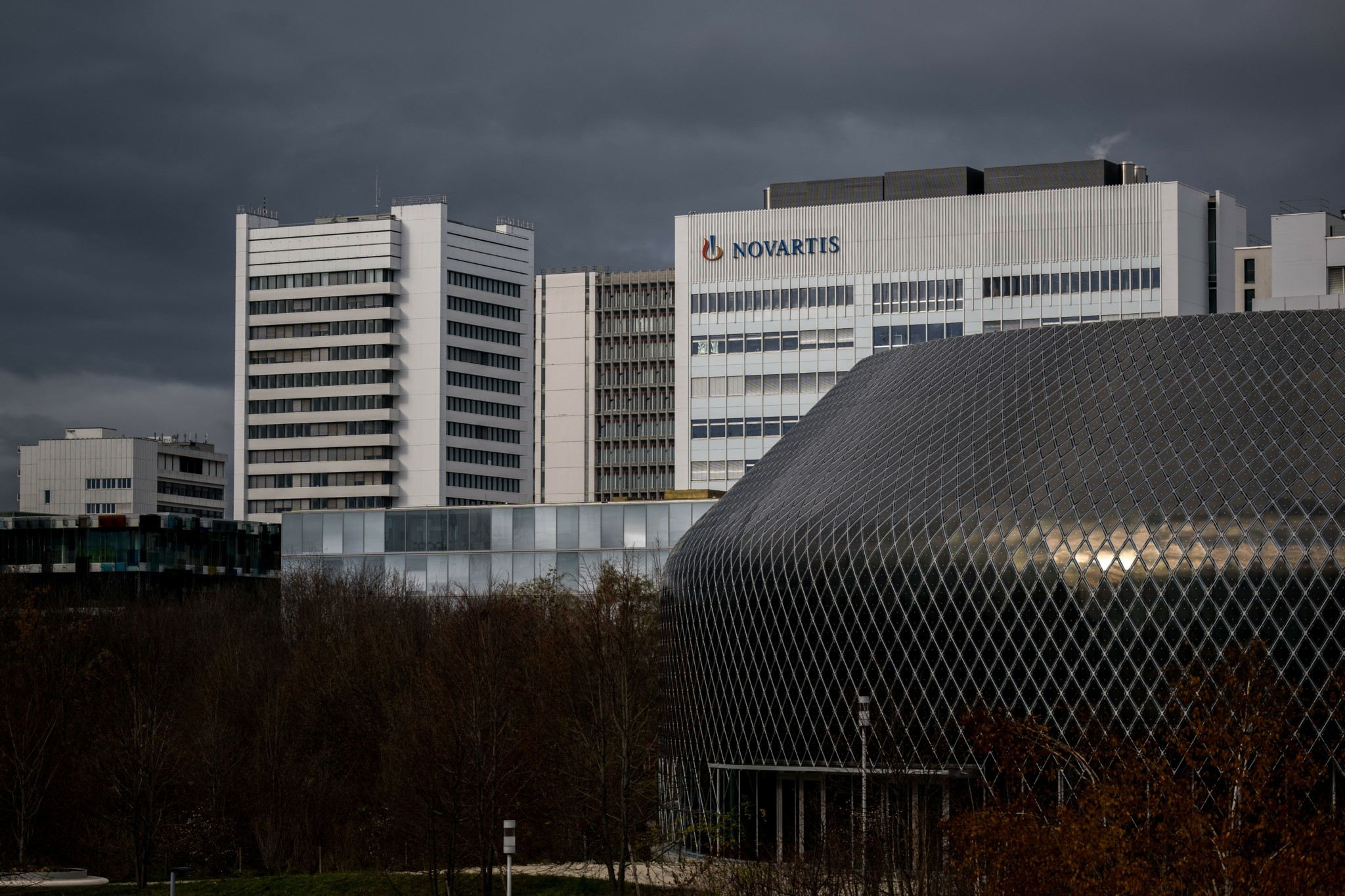 Novartis: Επένδυση 23 δισ. δολαρίων στις ΗΠΑ ενόψει πιθανών δασμών Τραμπ στις φαρμακοβιομηχανίες