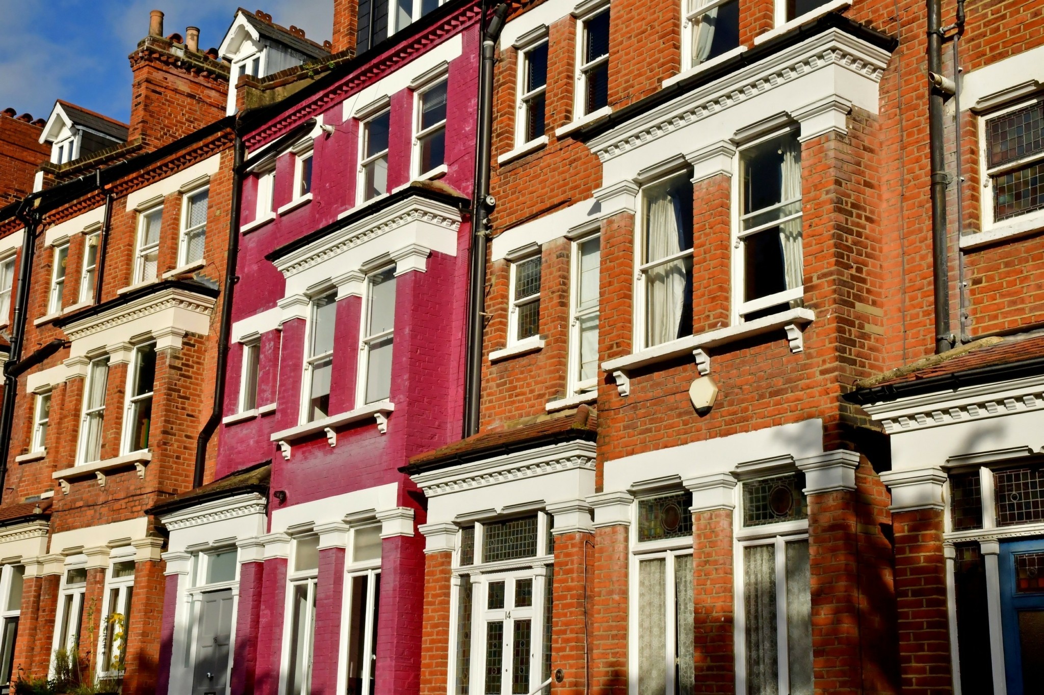 Ηνωμένο Βασίλειο: Τη μεγαλύτερη πτώση από το 2023 κατέγραψαν οι τιμές κατοικιών (γράφημα)