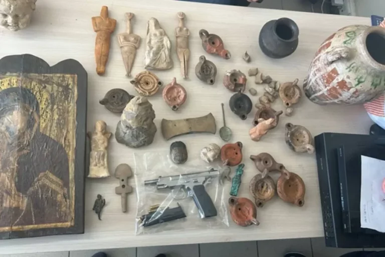 Διευθυντής δημόσιας υπηρεσίας σε μεγάλο κύκλωμα αρχαιοκαπήλων στο Ηράκλειο – Εντοπίστηκαν αρχαιότητες αξίας 3 εκατ. ευρώ (pics)
