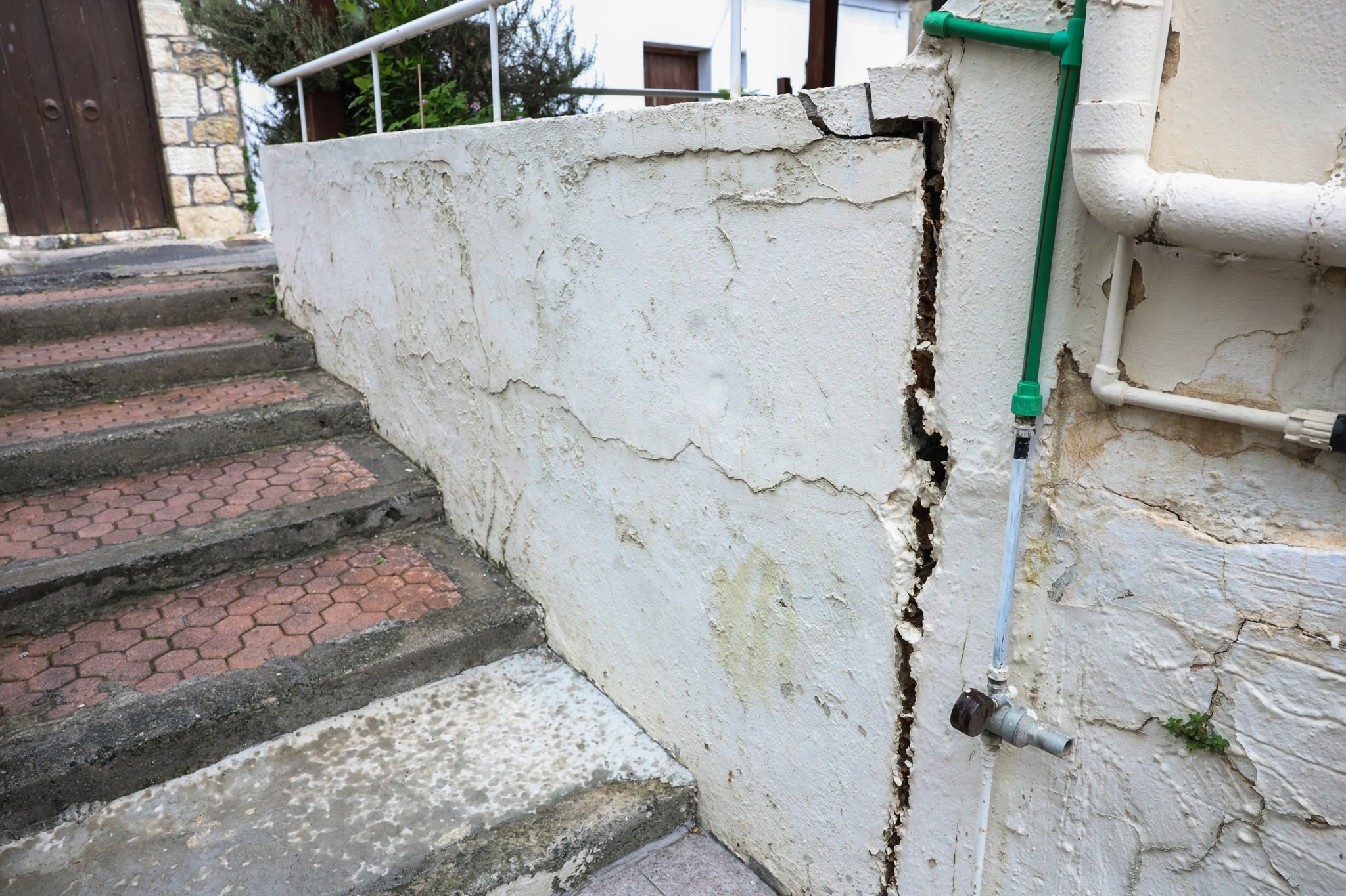 Βούτες Ηρακλείου: Εκκενώνονται τουλάχιστον 4 σπίτια μετά τις ρηγματώσεις – Λέκκας: Η περιοχή θα κηρυχθεί σε κατάσταση έκτακτης ανάγκης