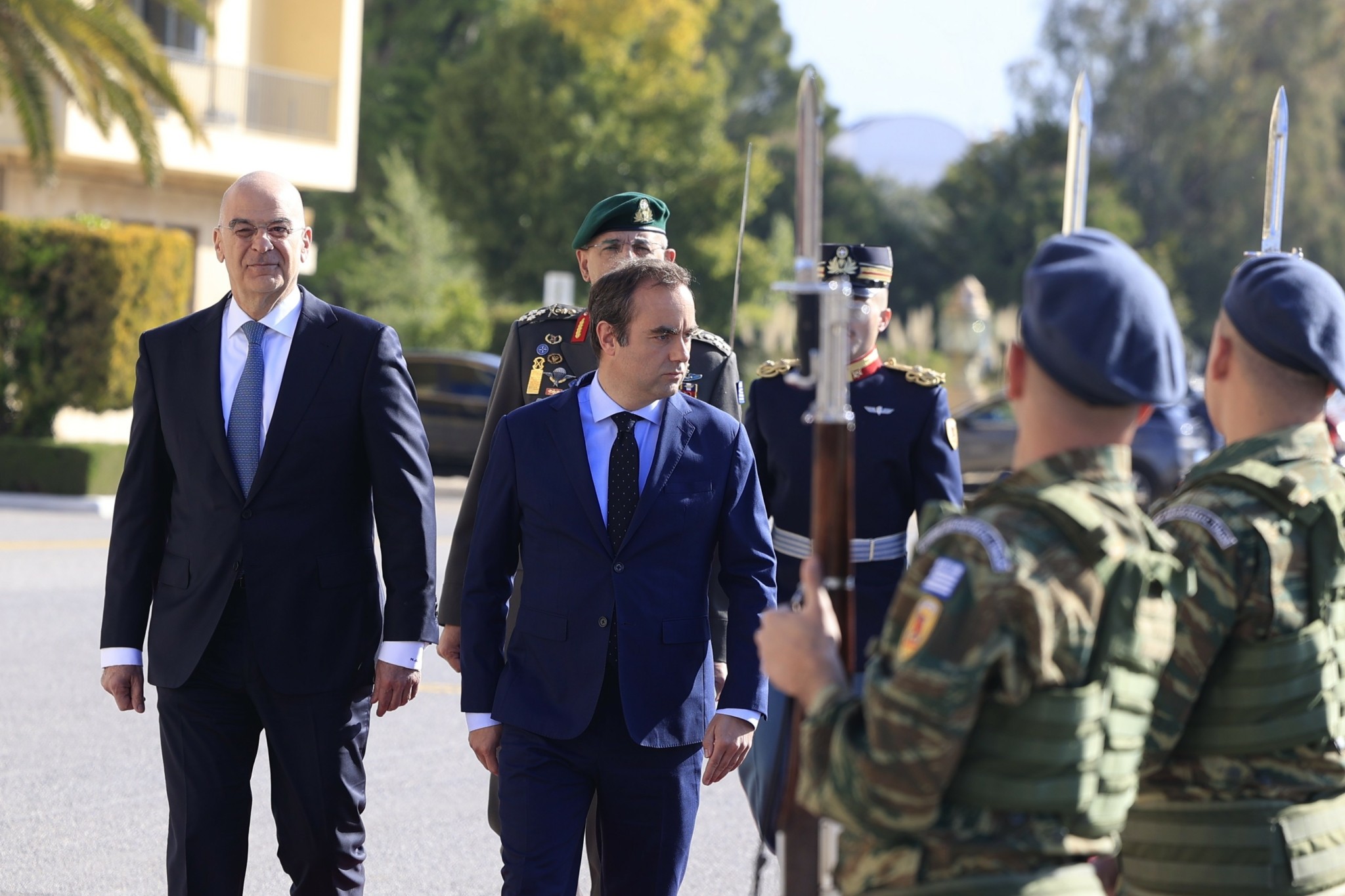 Στην Αθήνα ο Γάλλος υπουργός Aμυνας για πυραύλους, φρεγάτες και συμπαραγωγή – Συναντήθηκε με Δένδια, θα δει και Μητσοτάκη (upd)