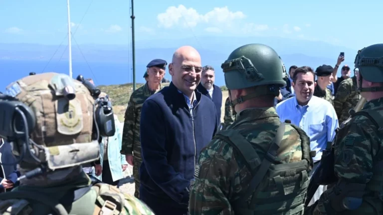 Δένδιας: Βαθιά ευγνωμοσύνη για τις γυναίκες και τους άντρες των Ενόπλων Δυνάμεων που κάνουν Ανάσταση με το όπλο στο χέρι