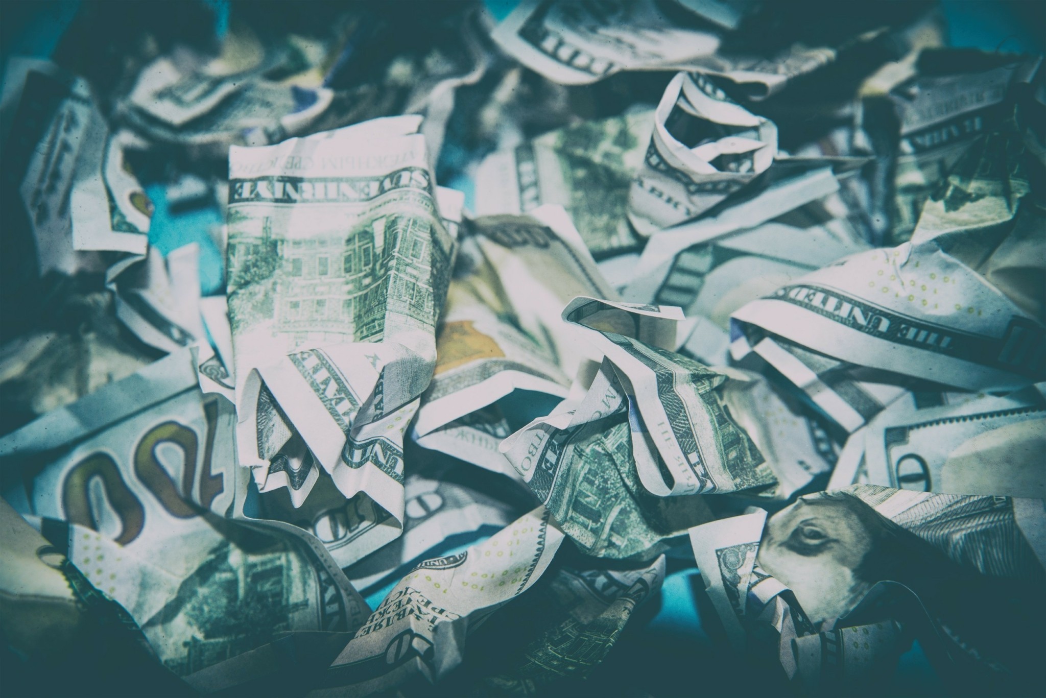 Σε πτωτική τροχιά το δολάριο – Ευνοημένα ευρώ και γεν (διαγράμματα)