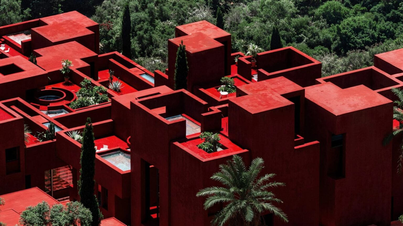 Red Sol: Το κόκκινο ξενοδοχείο της αλβανικής Ριβιέρας