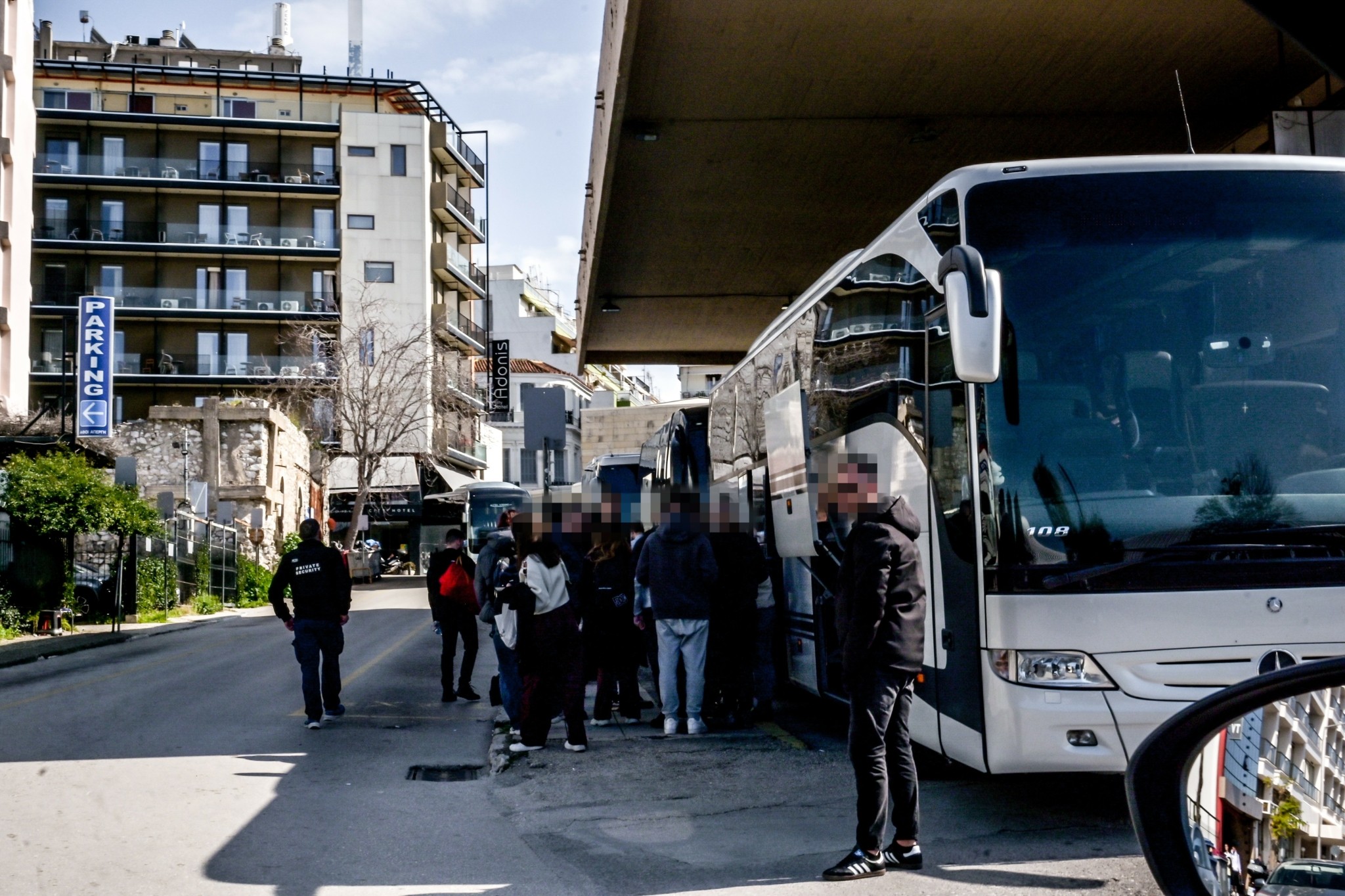 Αναχωρούν οι εκδρομείς του Πάσχα – Γεμάτα φεύγουν τα ΚΤΕΛ, με μεγάλη πληρότητα τα πλοία (vid)