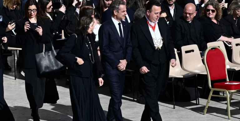Στην κηδεία του Πάπα Φραγκίσκου ο Κυριάκος Μητσοτάκης συνοδευόμενος από τη σύζυγό του Μαρέβα (pics + vid)