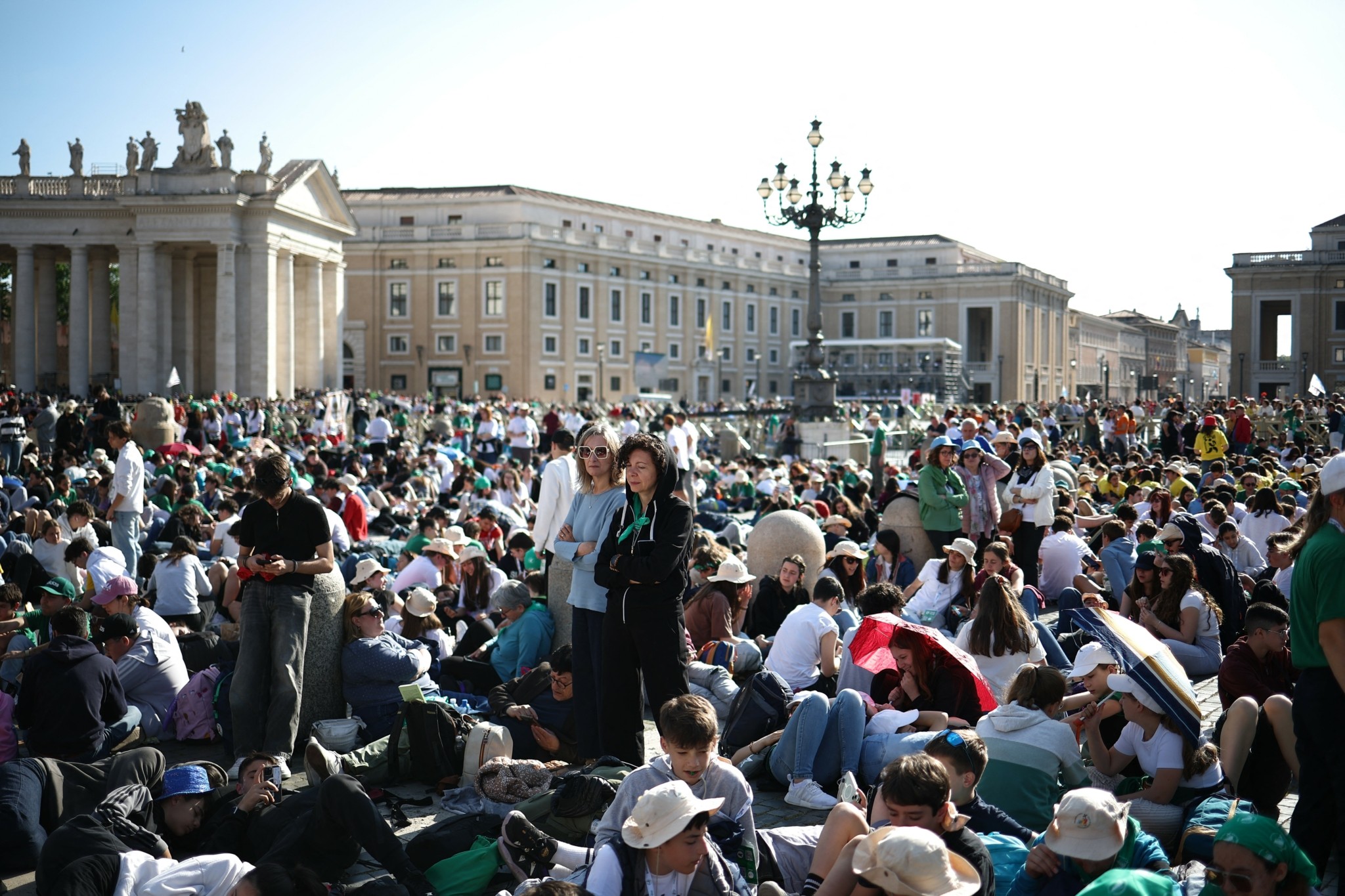 Κοσμοσυρροή για το λαϊκό προσκύνημα στον τάφο του Πάπα Φραγκίσκου – Πάνω από 2 ώρες η αναμονή (pics)