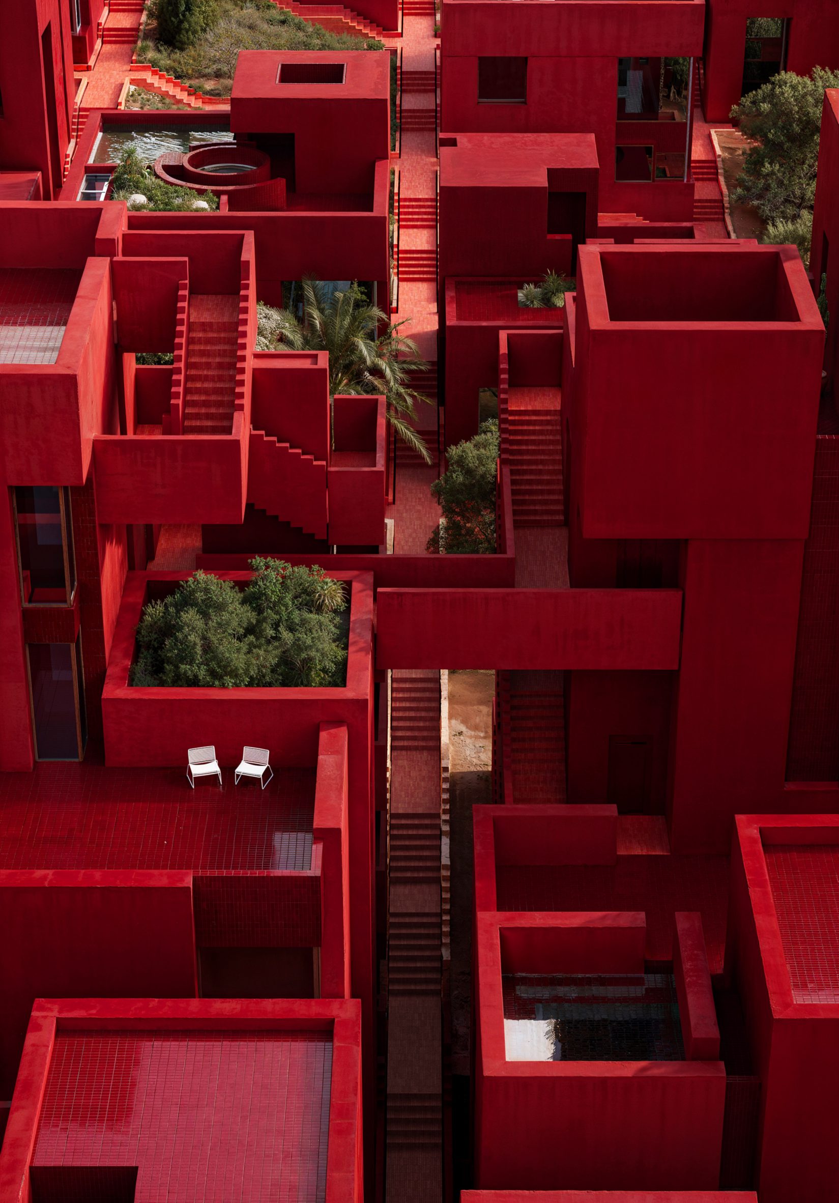 Red Sol: Το κόκκινο ξενοδοχείο της αλβανικής Ριβιέρας