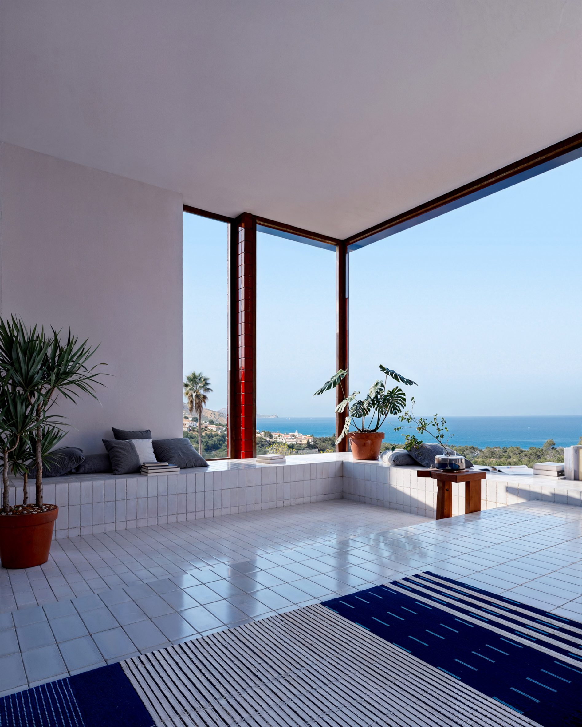 Red Sol: Το κόκκινο ξενοδοχείο της αλβανικής Ριβιέρας