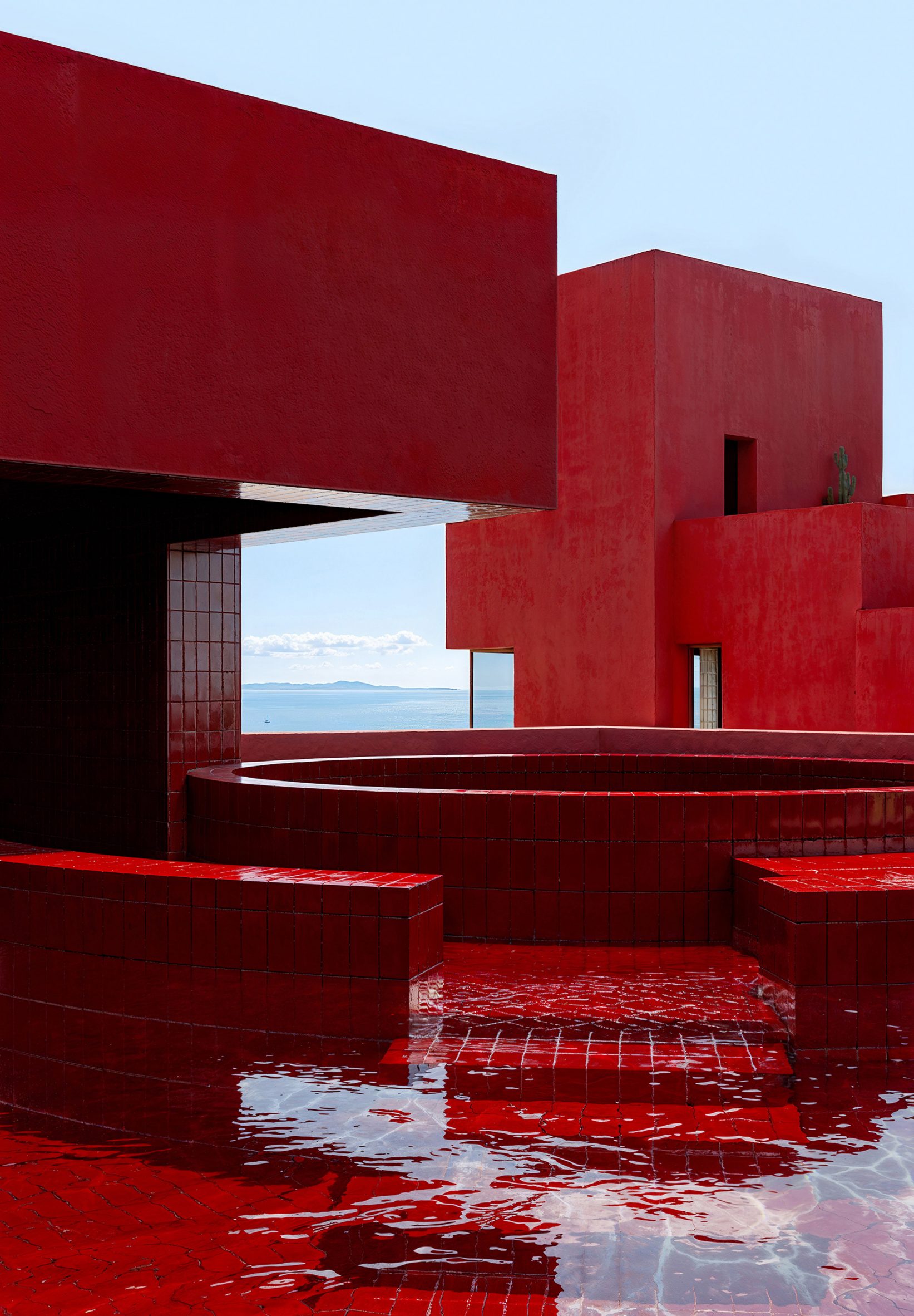 Red Sol: Το κόκκινο ξενοδοχείο της αλβανικής Ριβιέρας