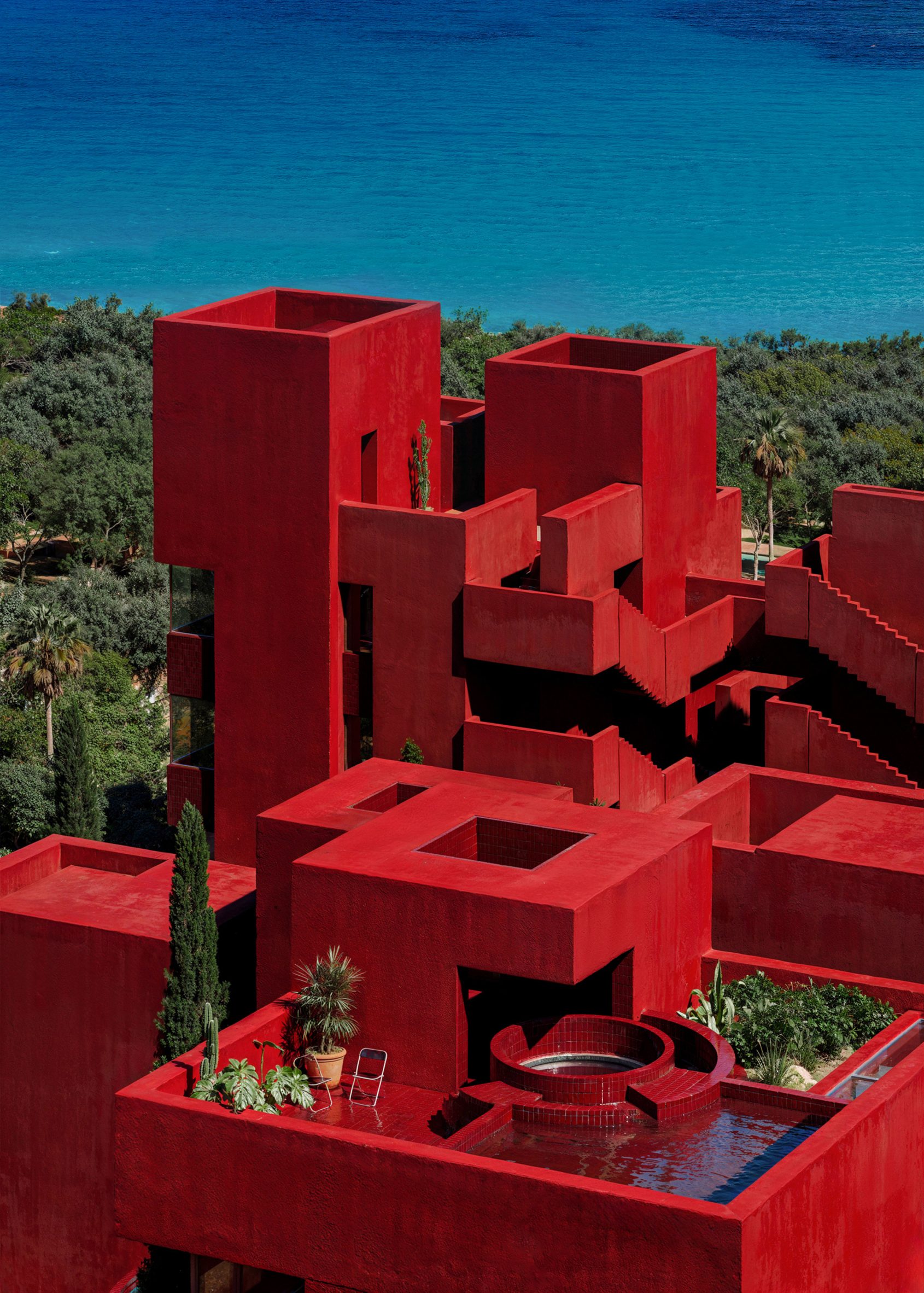 Red Sol: Το κόκκινο ξενοδοχείο της αλβανικής Ριβιέρας