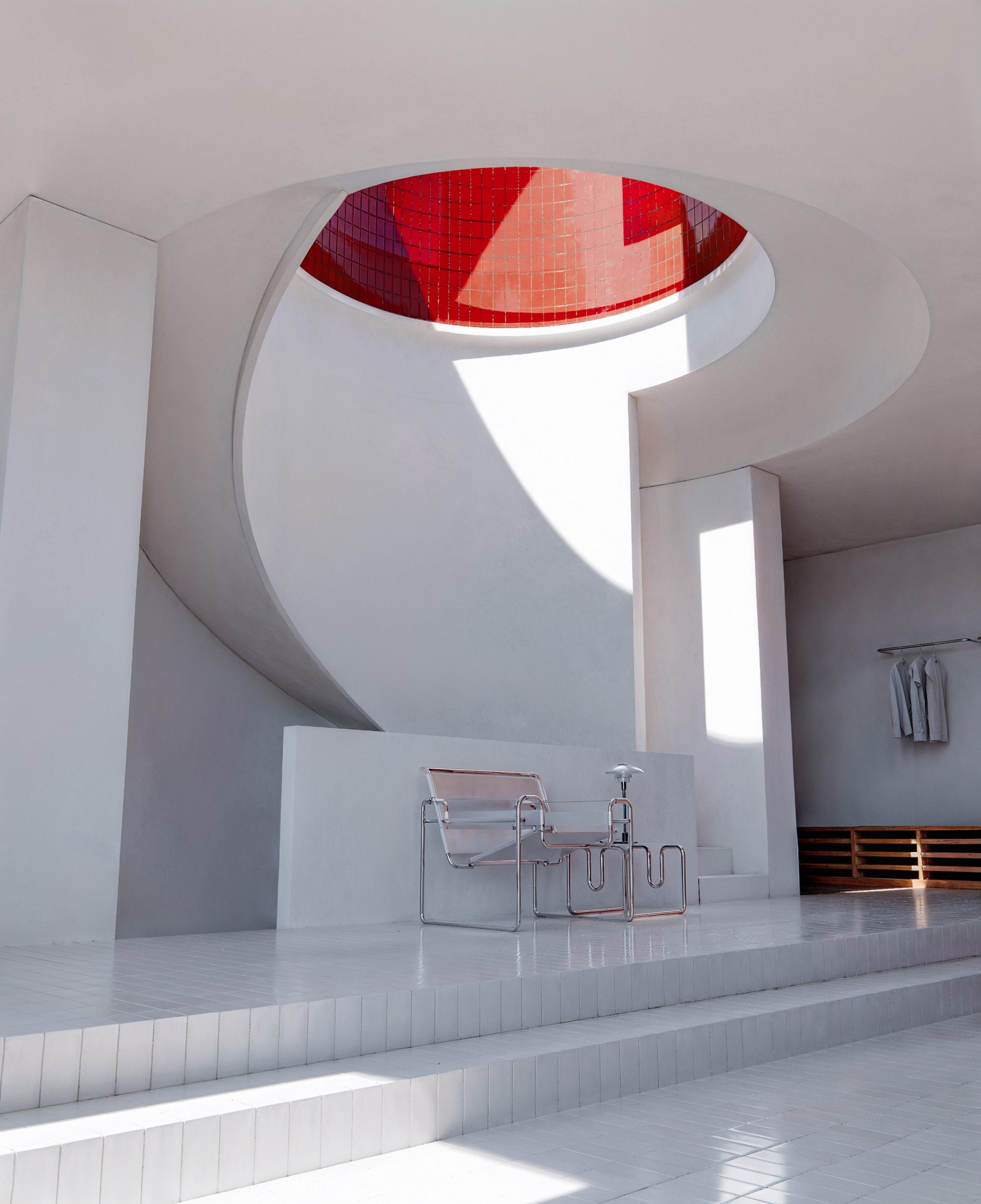 Red Sol: Το κόκκινο ξενοδοχείο της αλβανικής Ριβιέρας