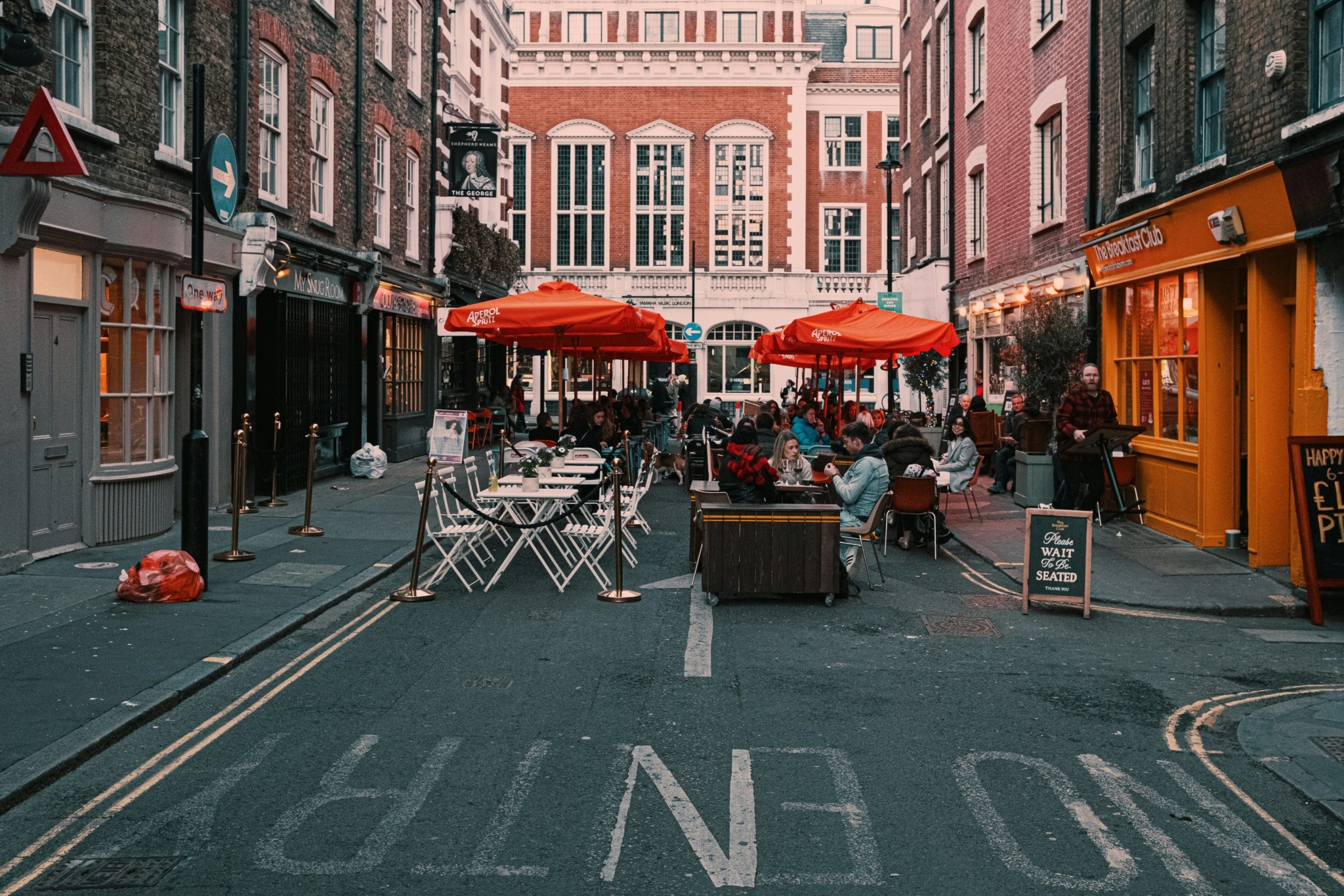 Η αύξηση μισθών και φόρων εκτοξεύει τις τιμές τροφίμων στο Ηνωμένο Βασίλειο