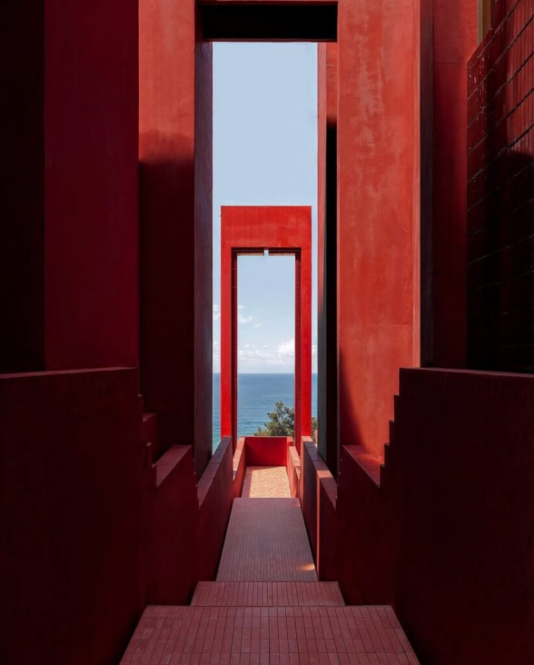 Red Sol: Το κόκκινο ξενοδοχείο της αλβανικής Ριβιέρας