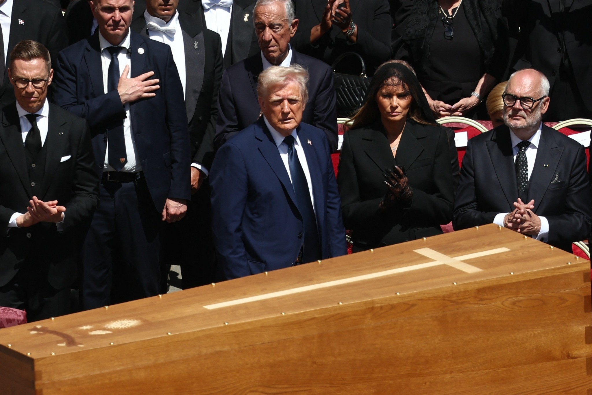 Κηδεία Πάπα Φραγκίσκου: Γιατί κατηγορούν τον Ντόναλντ Τραμπ ότι έσπασε το πρωτόκολλο