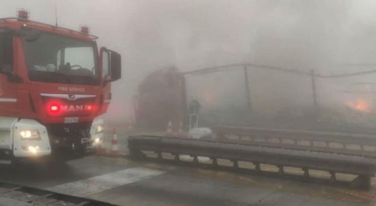 Τραγωδία με δύο νεκρούς στην Εγνατία Οδό- Φορτηγό συγκρούστηκε με ΙΧ, έπεσε στα διόδια Πολυμύλου και τυλίχτηκε στις φλόγες (upd)