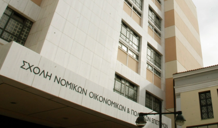 Εισβολή κουκουλοφόρων σε εκδήλωση στη Νομική Αθηνών – Στον Ερυθρό διδακτορικός φοιτητής