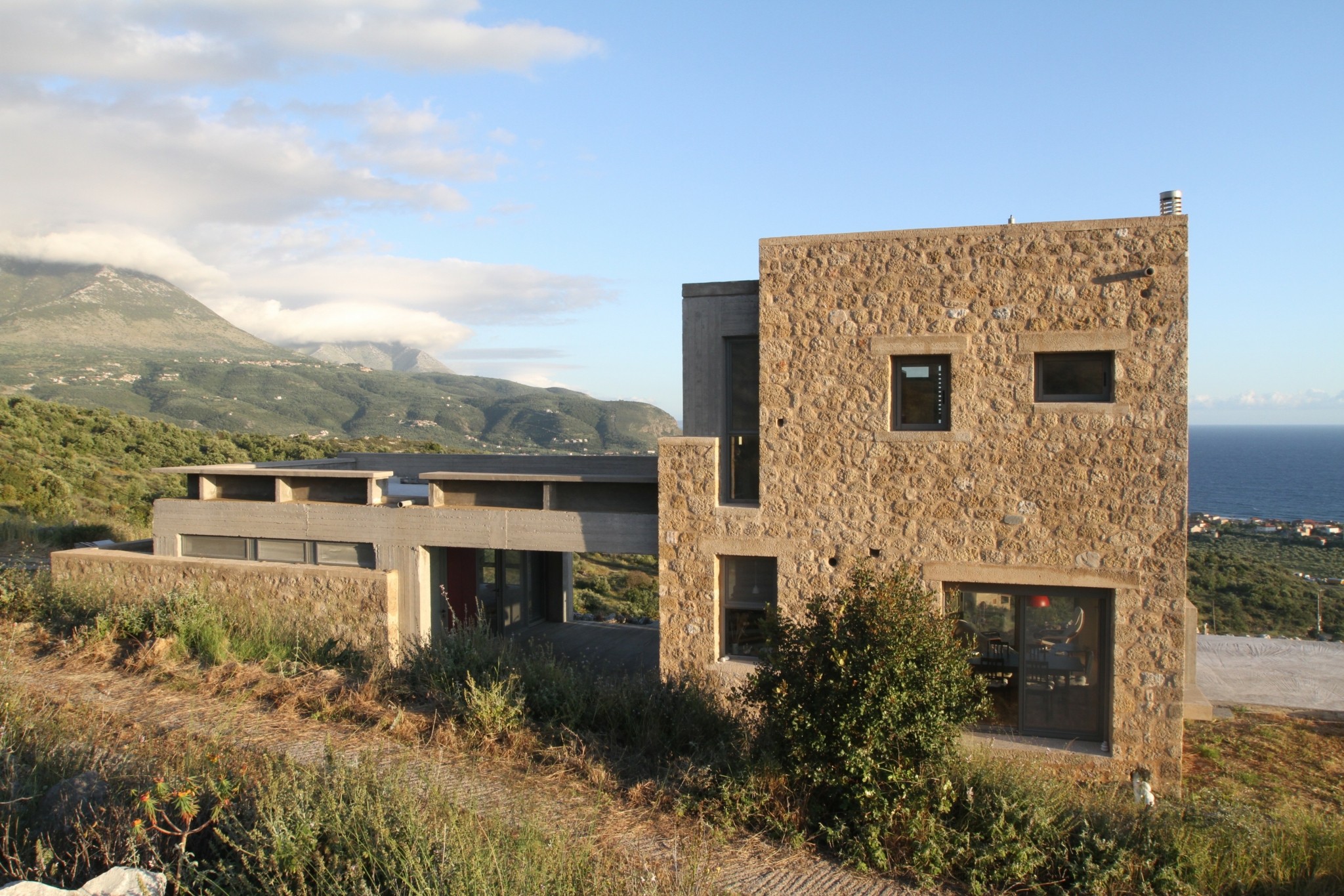 Δύο εντυπωσιακές πέτρινες κατοικίες στη Μάνη