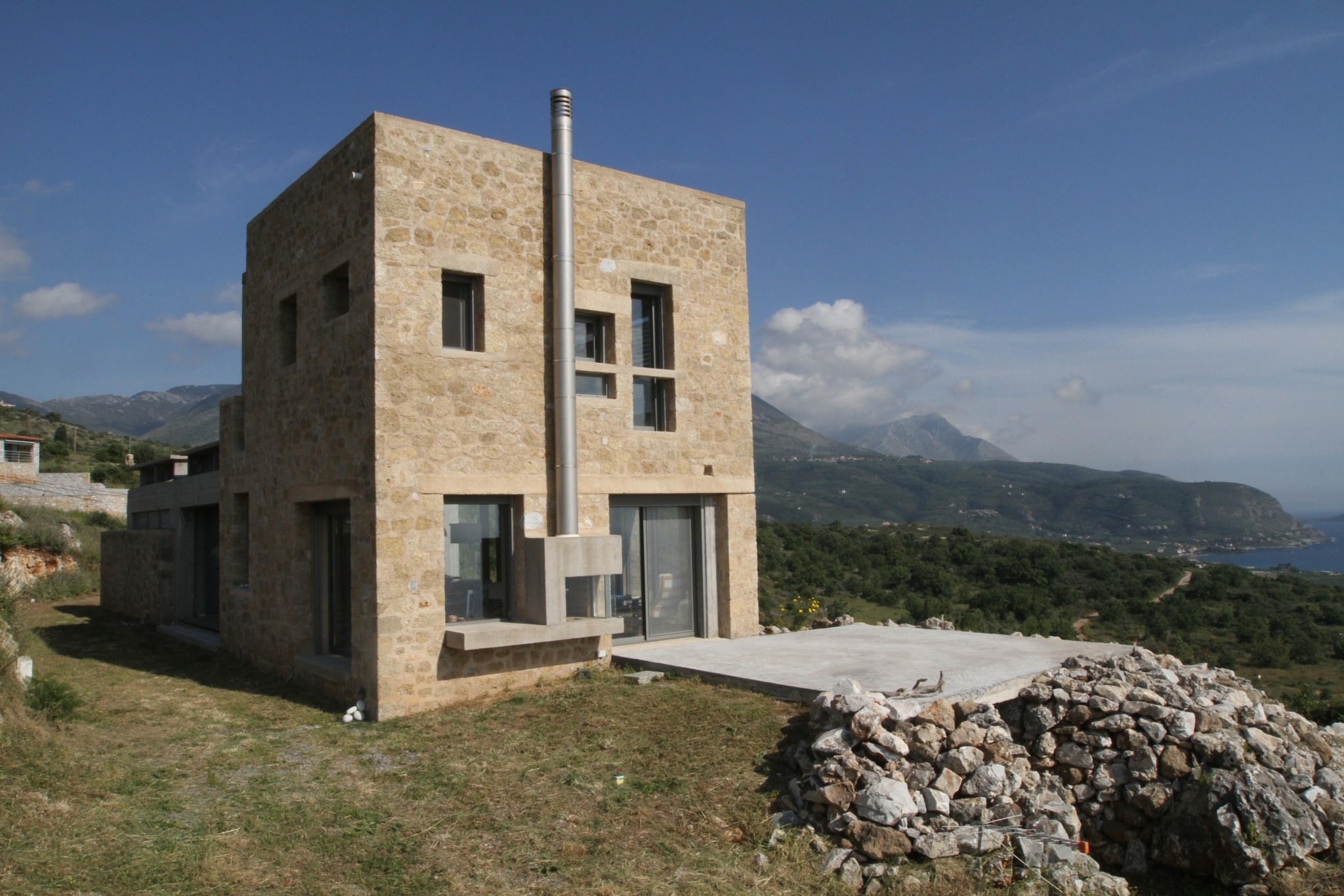 Δύο εντυπωσιακές πέτρινες κατοικίες στη Μάνη