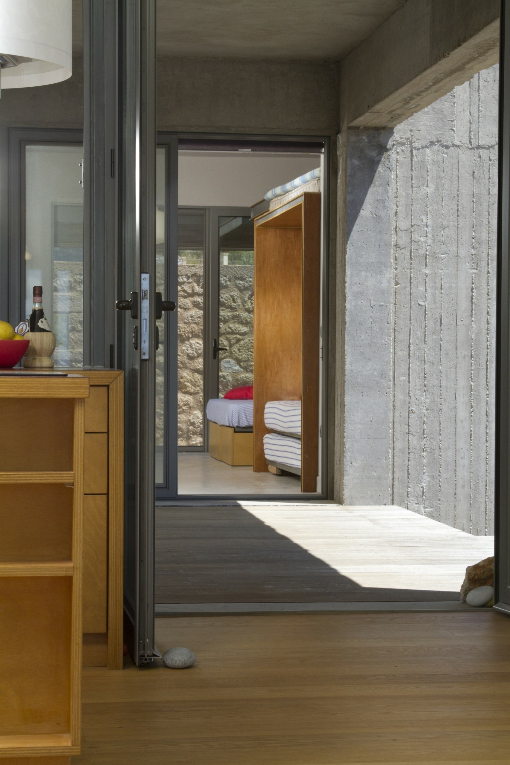 Δύο εντυπωσιακές πέτρινες κατοικίες στη Μάνη