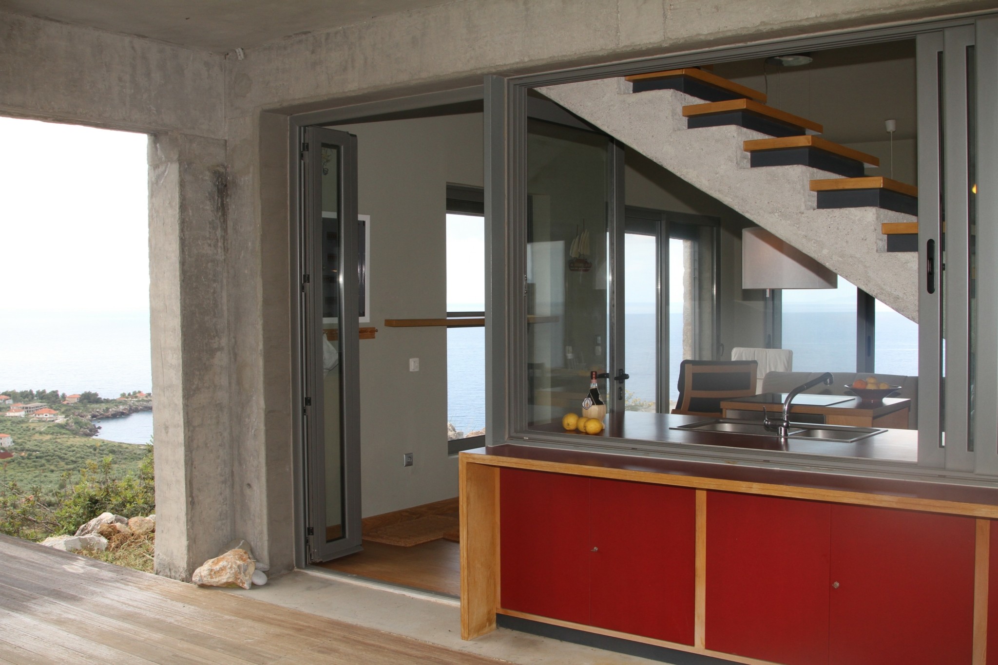 Δύο εντυπωσιακές πέτρινες κατοικίες στη Μάνη