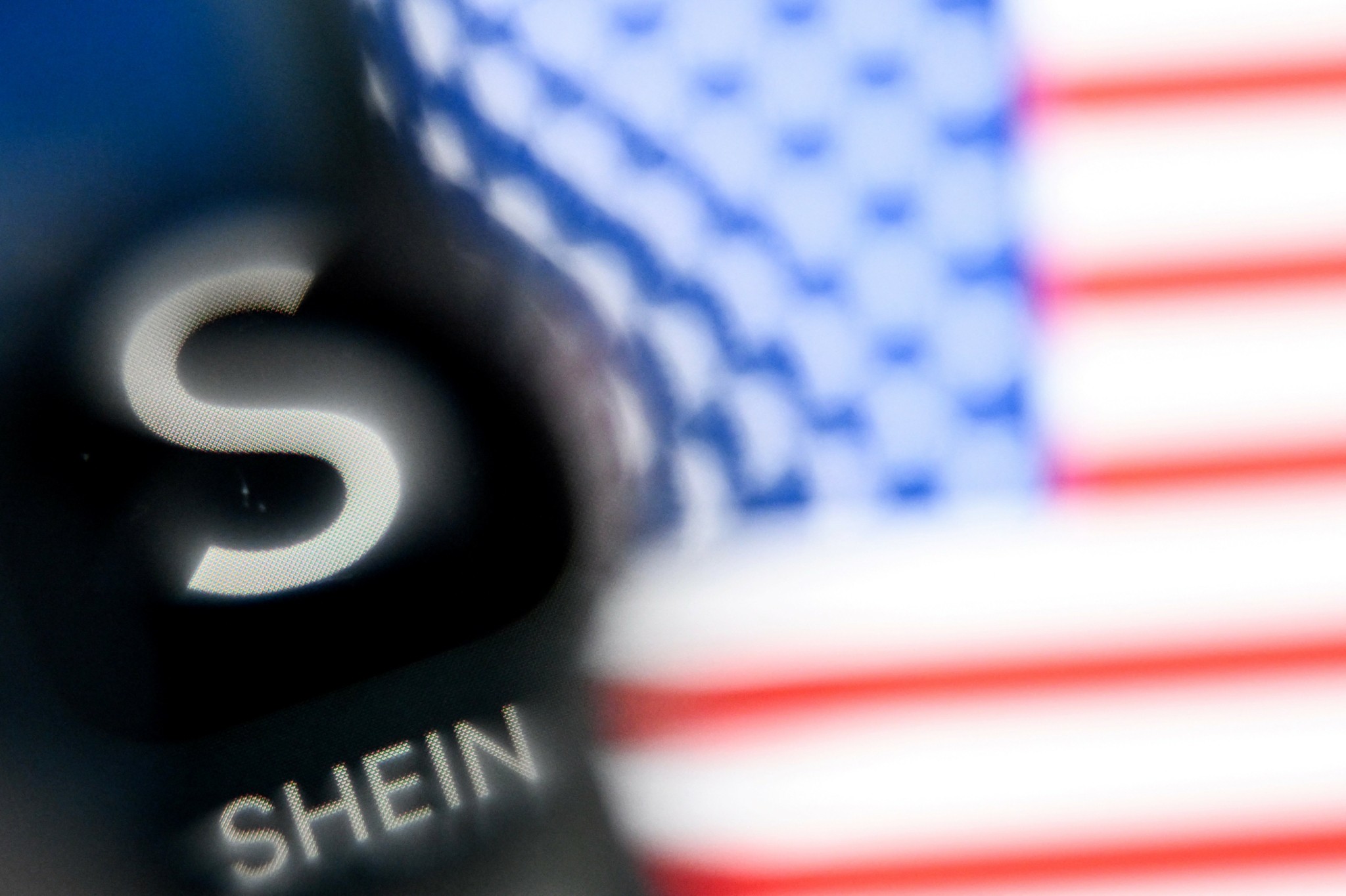 Ρελάνς της Shein: Μειώνει τις τιμές για να ξανακερδίσει αγοραστές (γραφήματα)